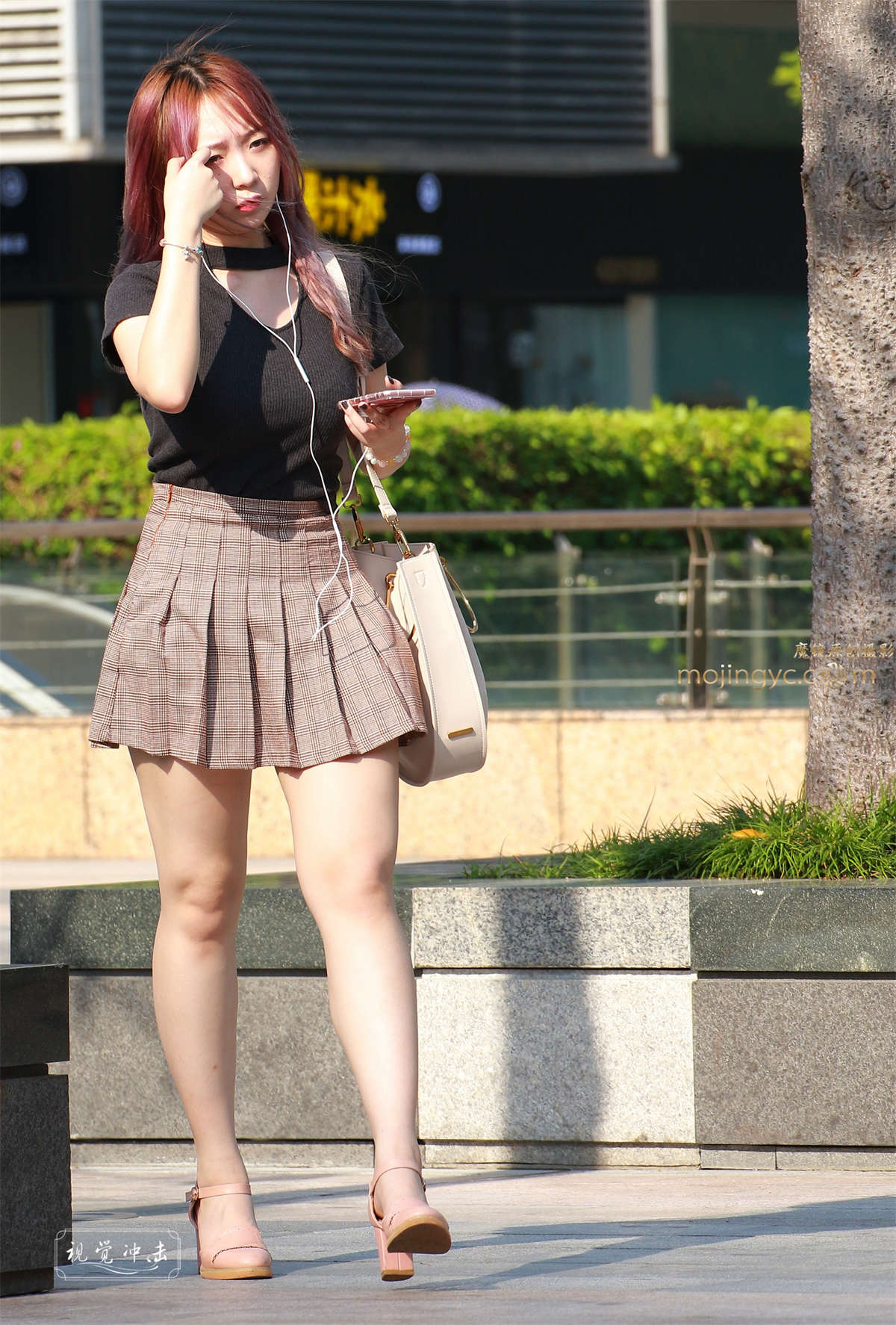 随风摆柳 短裙 白誓美腿 美女-日更街拍