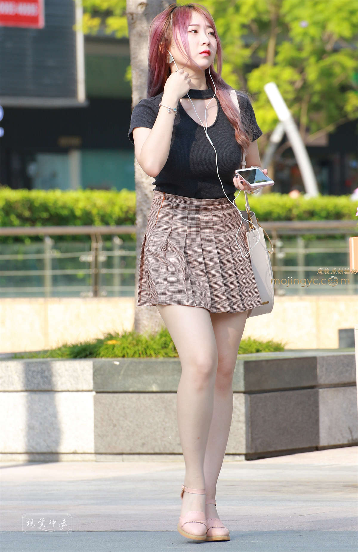 图片[2]-随风摆柳 短裙 白誓美腿 美女-日更街拍