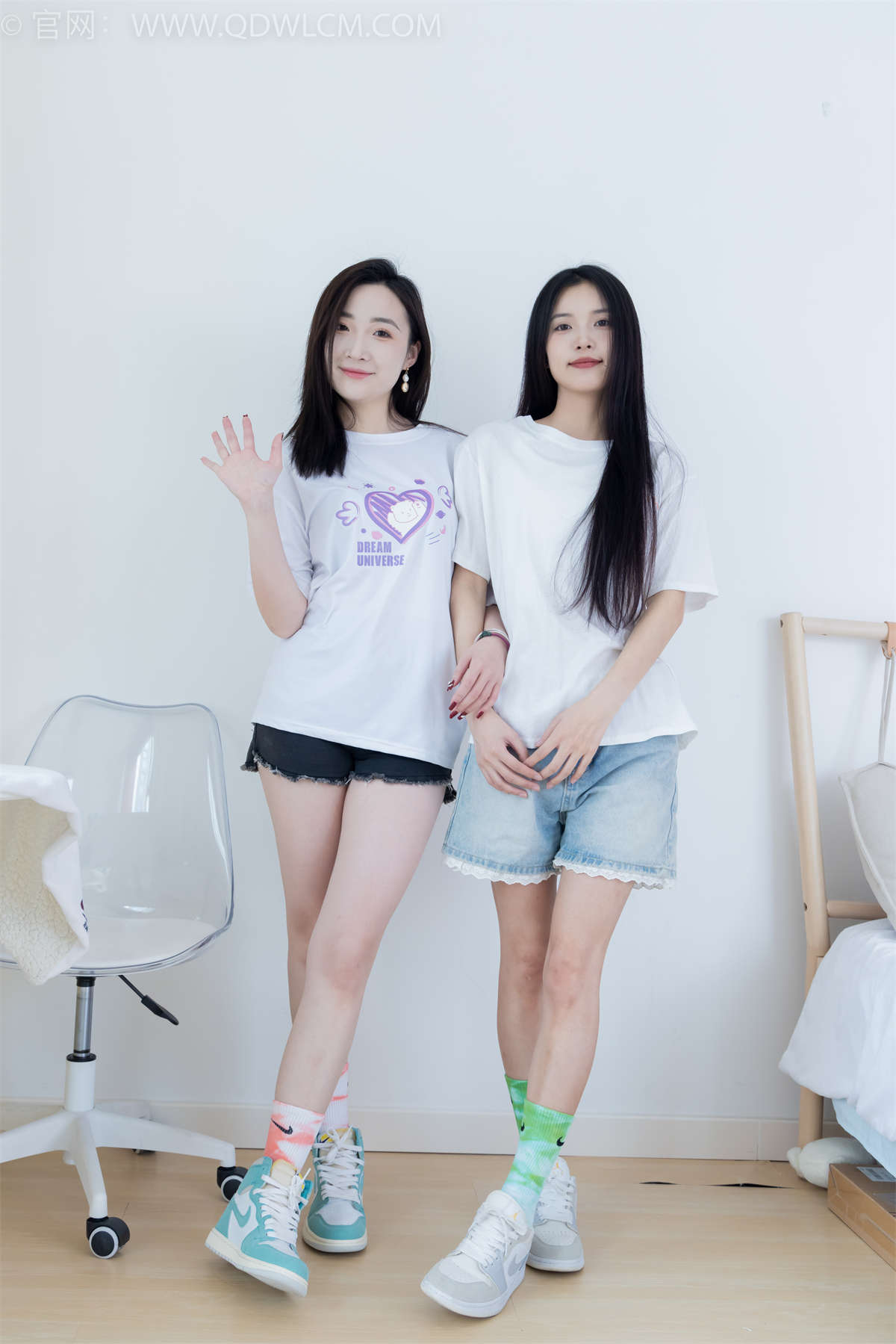 图片[2]-物恋传媒 NO.2345 茯苓恬恬-两双板鞋、红棉袜、绿棉袜、裸足、棉袜脚对脚剧情-日更街拍