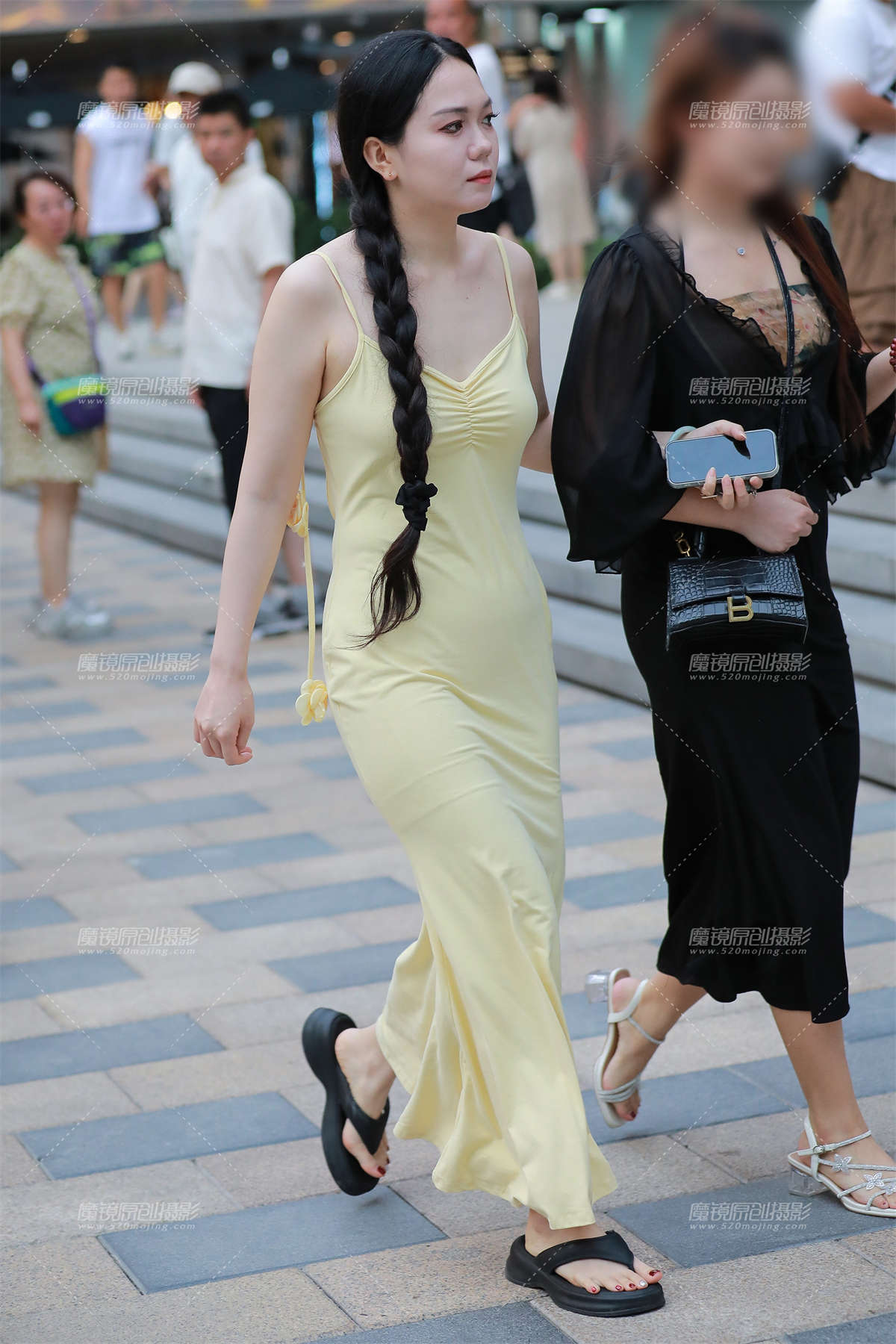 紧身包臀裙美女-日更街拍