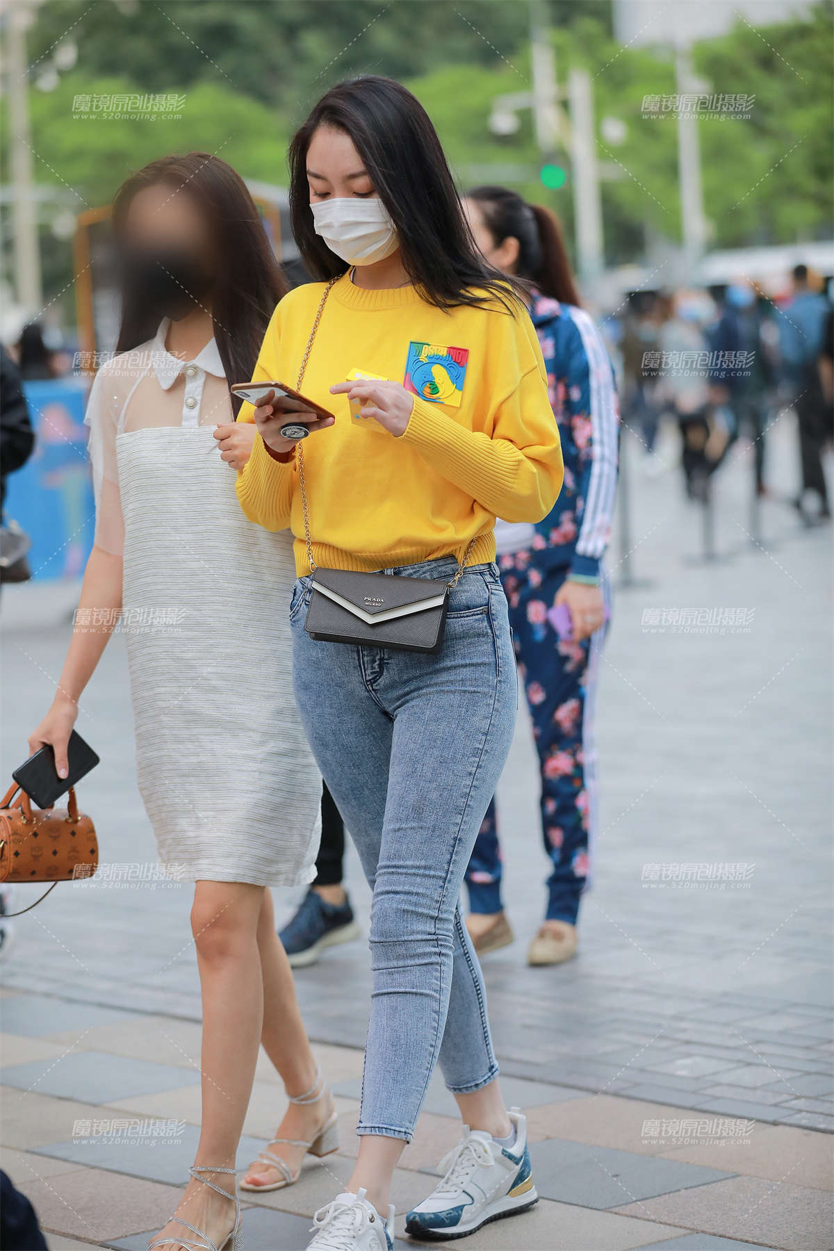 【玻璃赛帖】浅色牛仔裤美眉-日更街拍