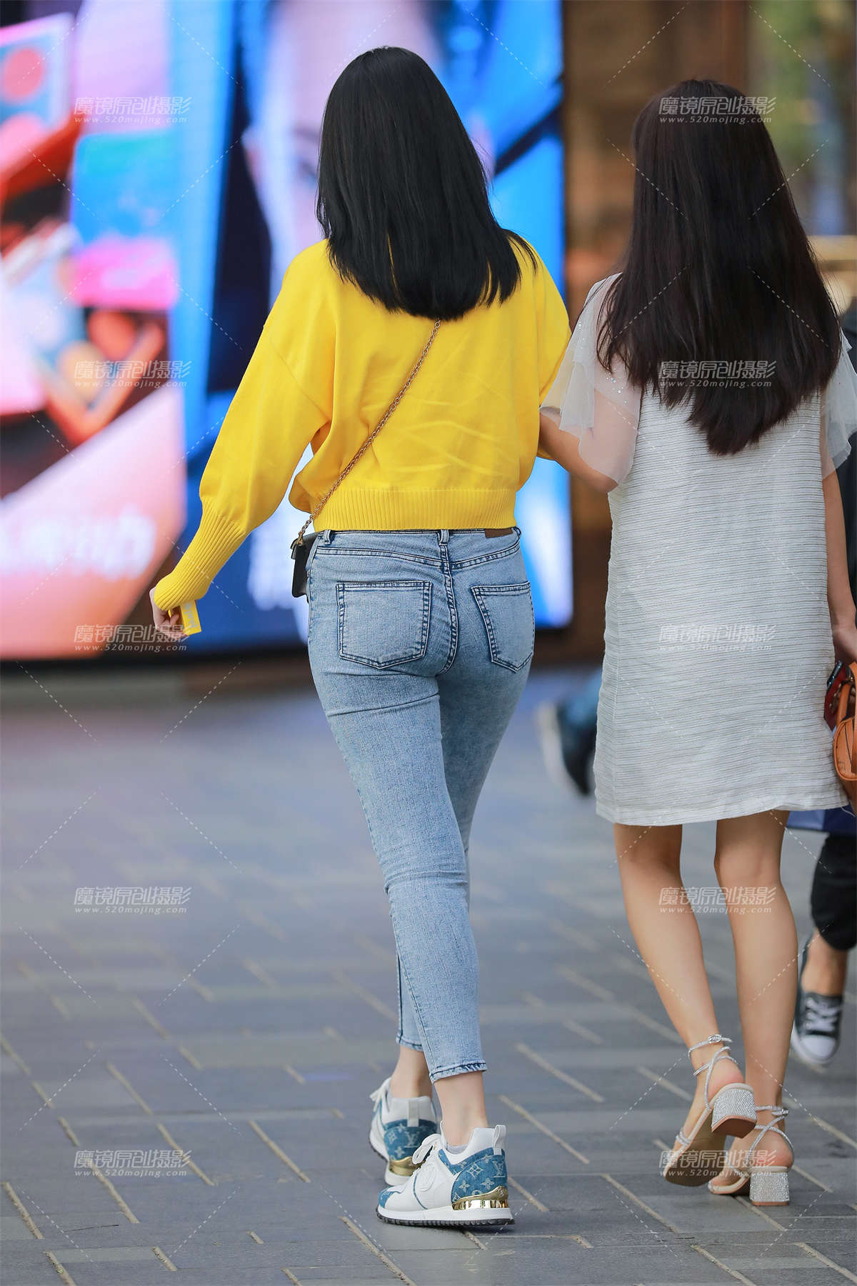 图片[2]-【玻璃赛帖】浅色牛仔裤美眉-日更街拍