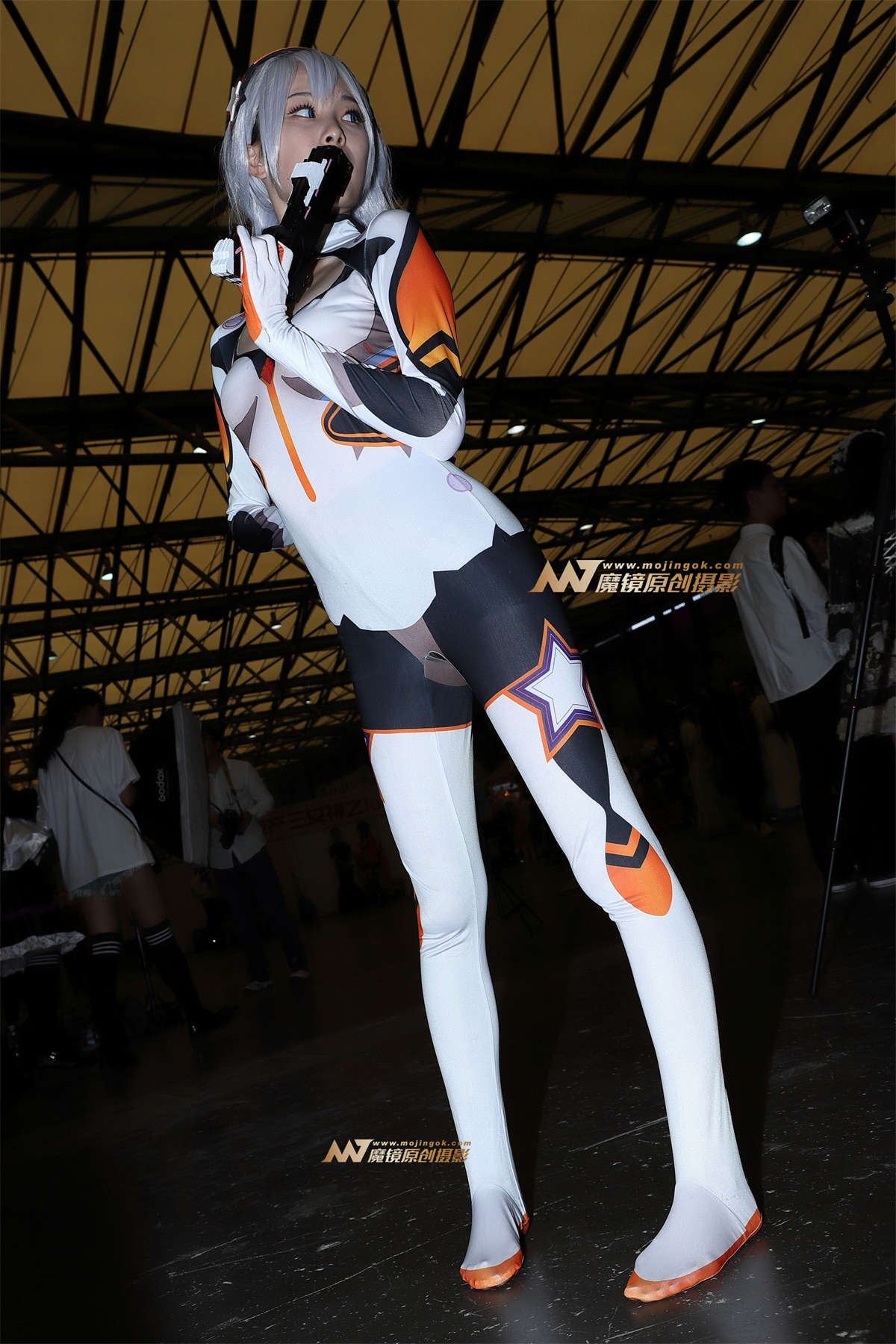 持枪紧身装coser-日更街拍