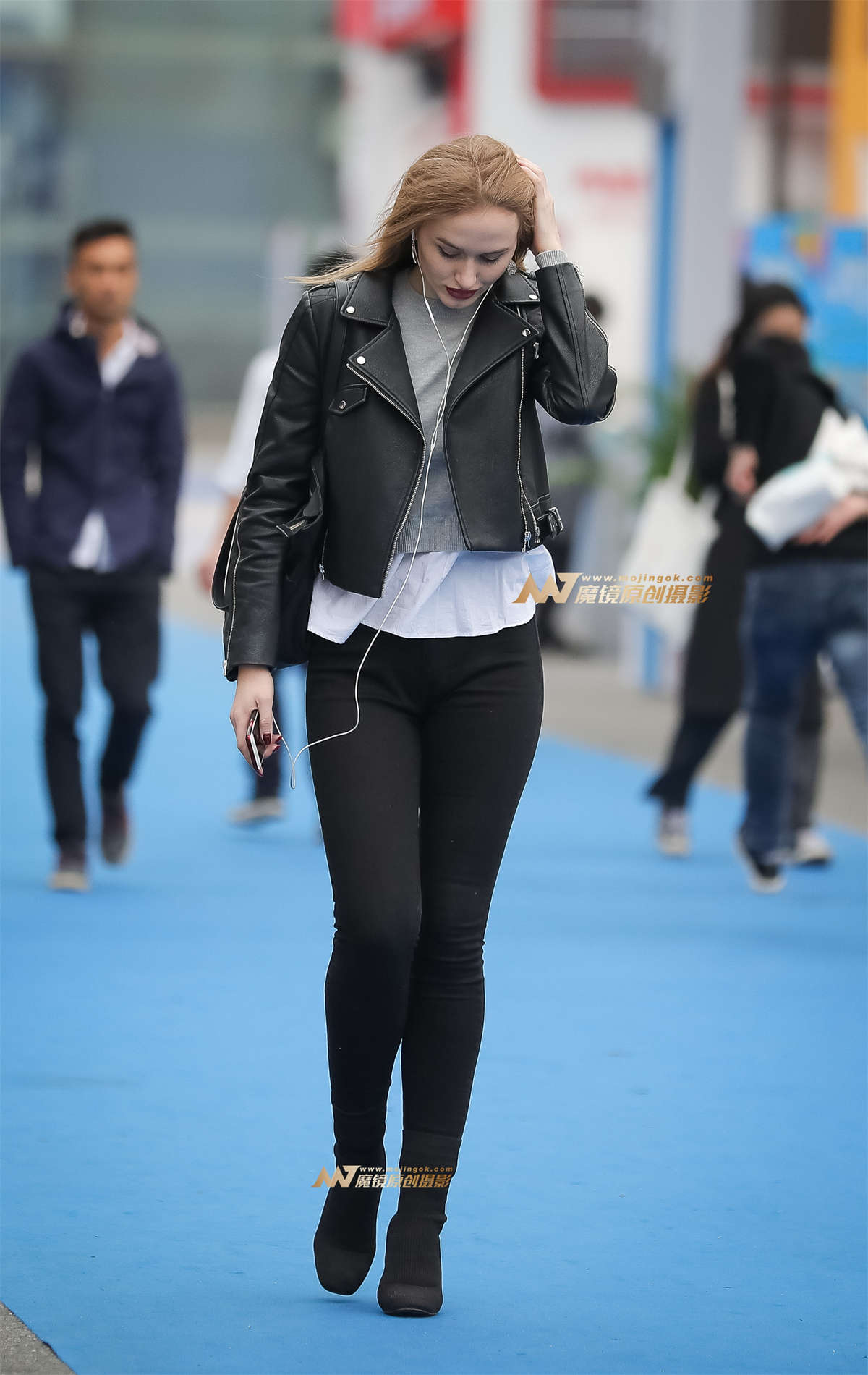 图片[2]-紧身机车装勾勒女人的线条美-日更街拍