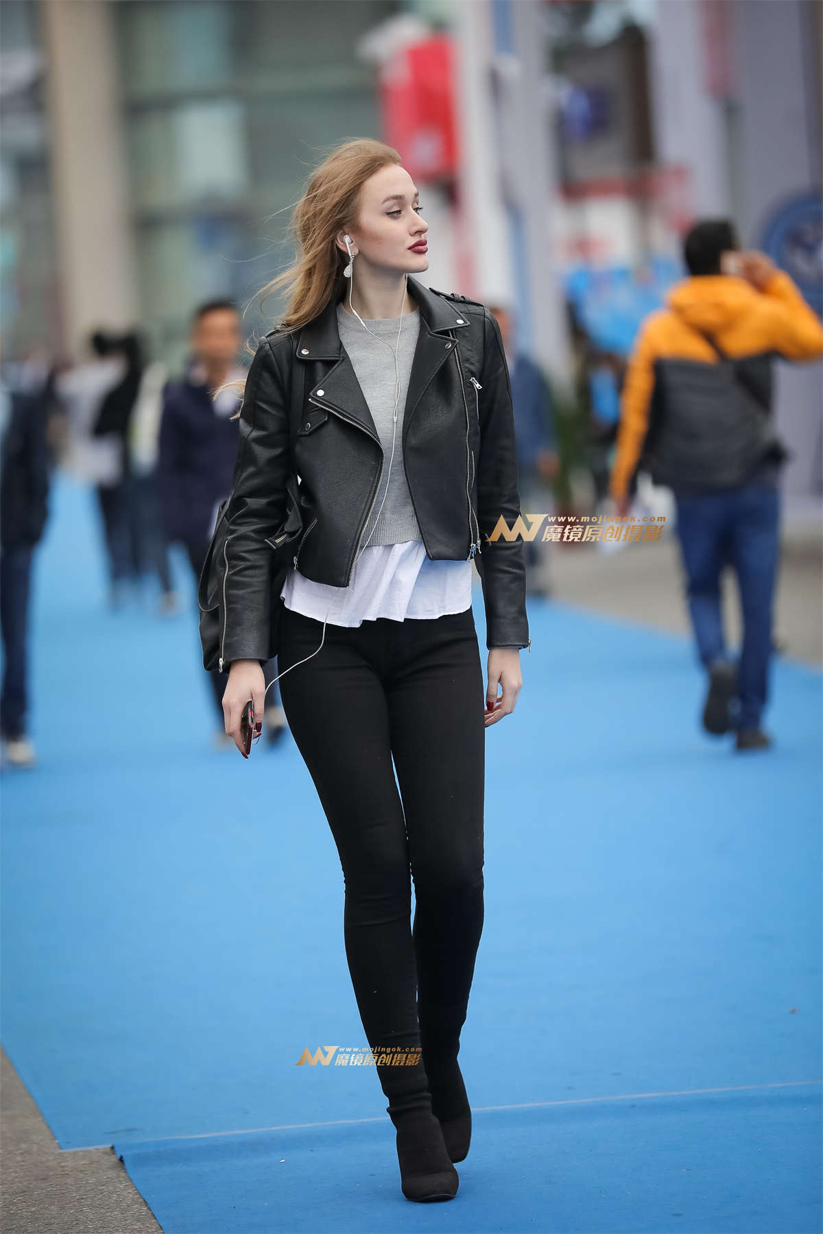 紧身机车装勾勒女人的线条美-日更街拍