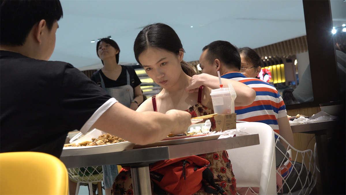 用餐，花色吊带连衣裙-日更街拍