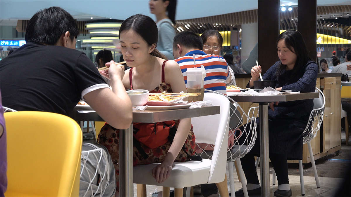 图片[2]-用餐，花色吊带连衣裙-日更街拍