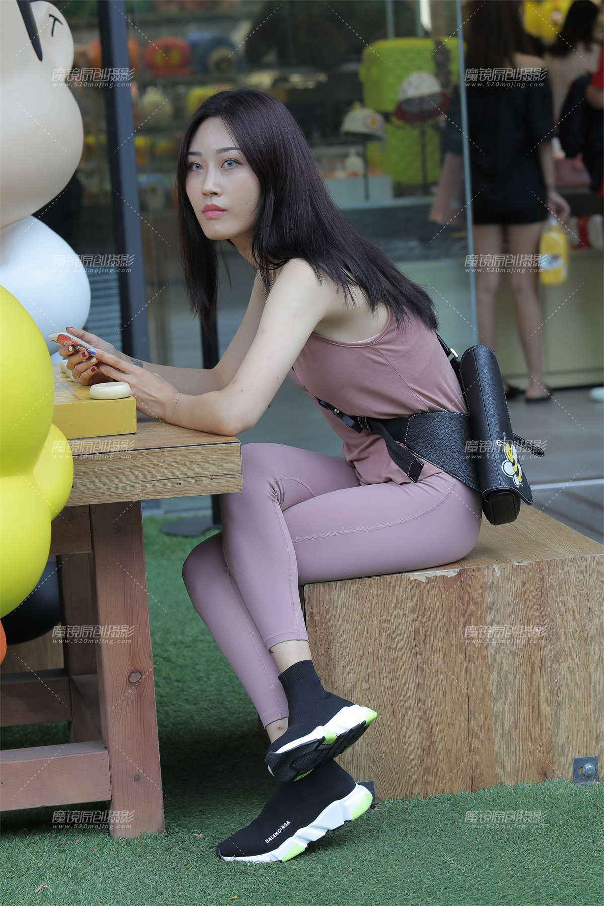 图片[2]-【凯恩赛贴】紧身裤美眉 展现优雅气质-日更街拍