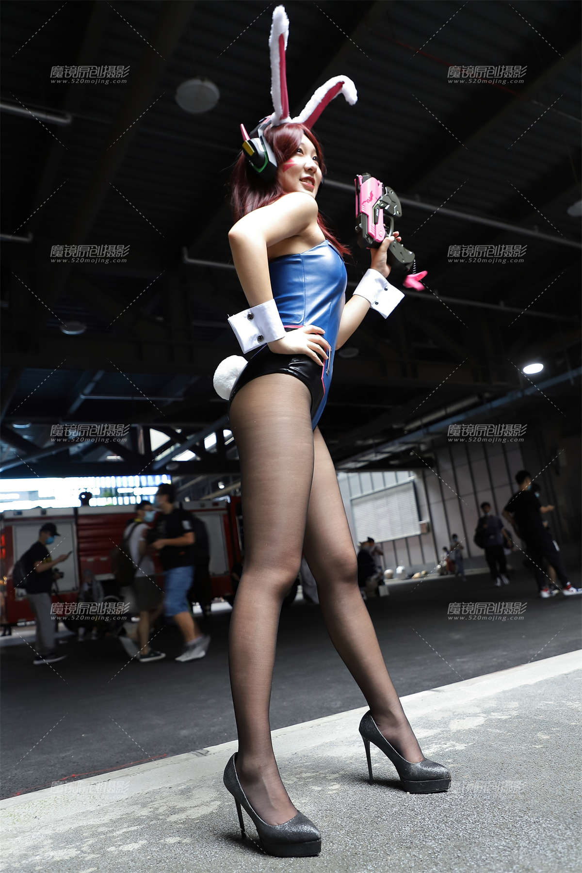 长腿黑丝持枪兔妹-日更街拍