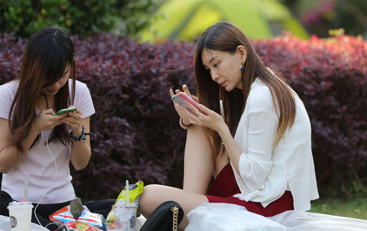 图片[2]-踏青公园街拍系列No.1541 美女草地脱鞋露丝足 第2套-日更街拍