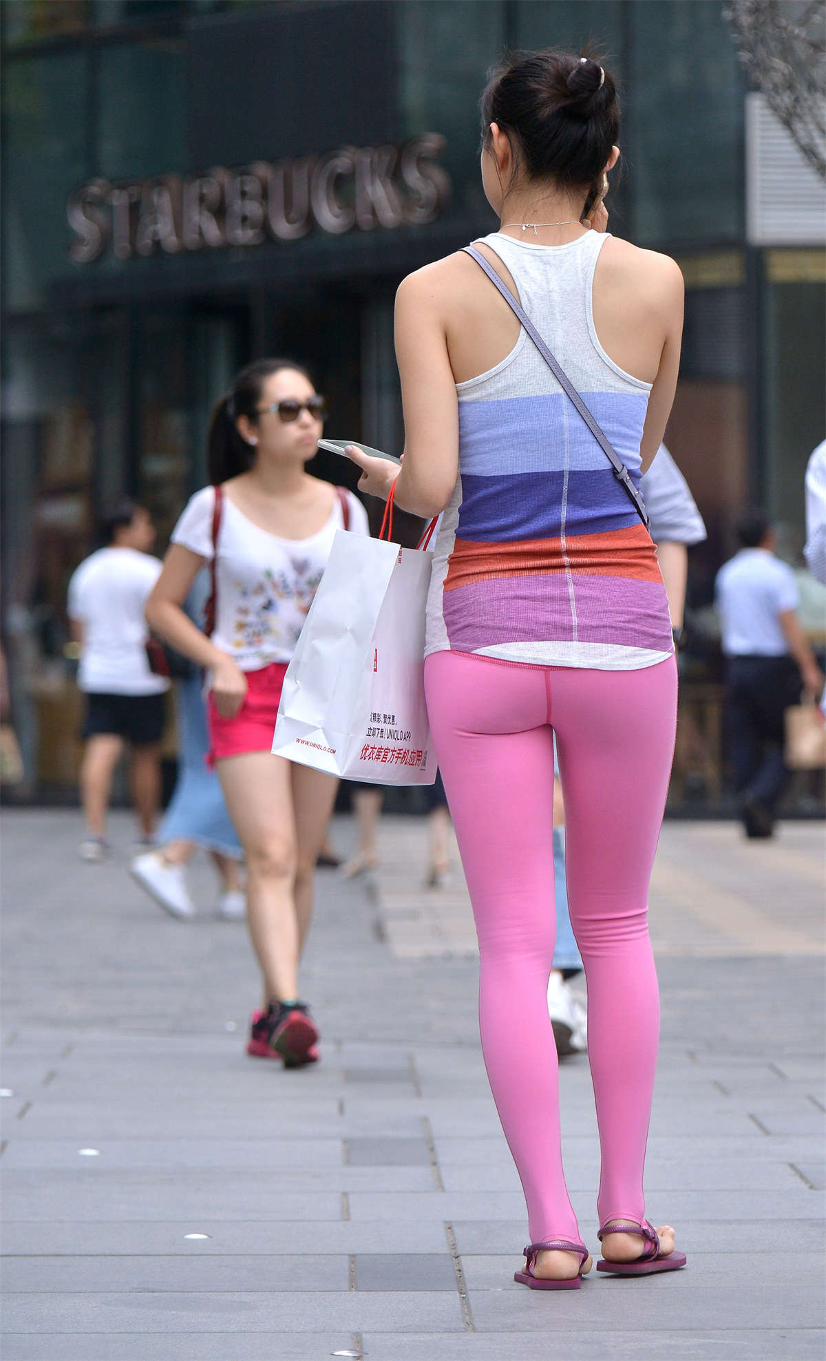 图片[2]-紧背心粉紧裤性感好身材-日更街拍