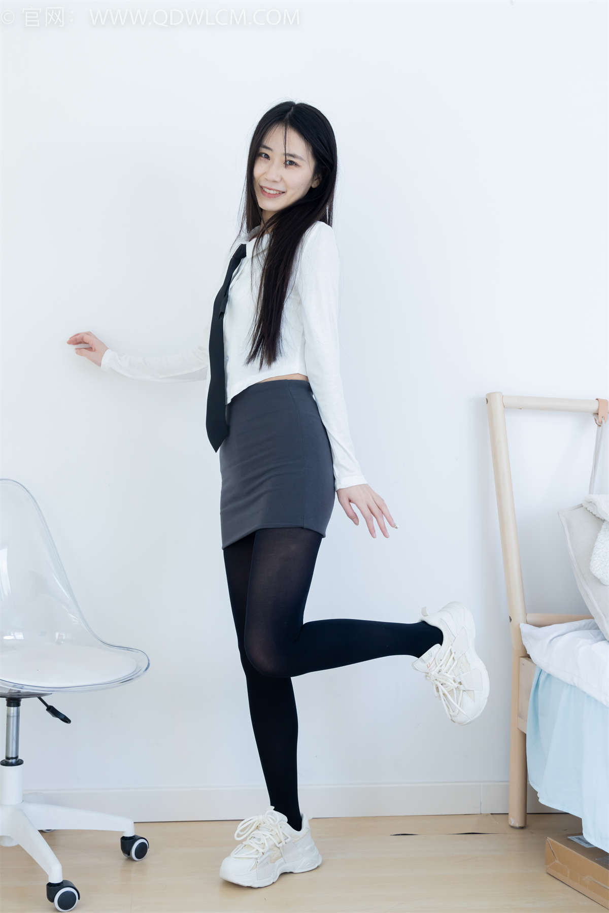 物恋传媒 NO.2346 菜菜-运动鞋、厚黑丝、裸足-日更街拍