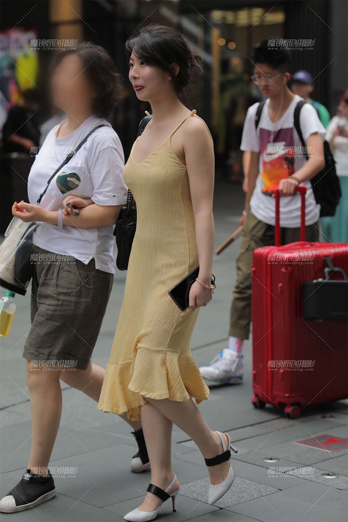 黄裙美眉-日更街拍