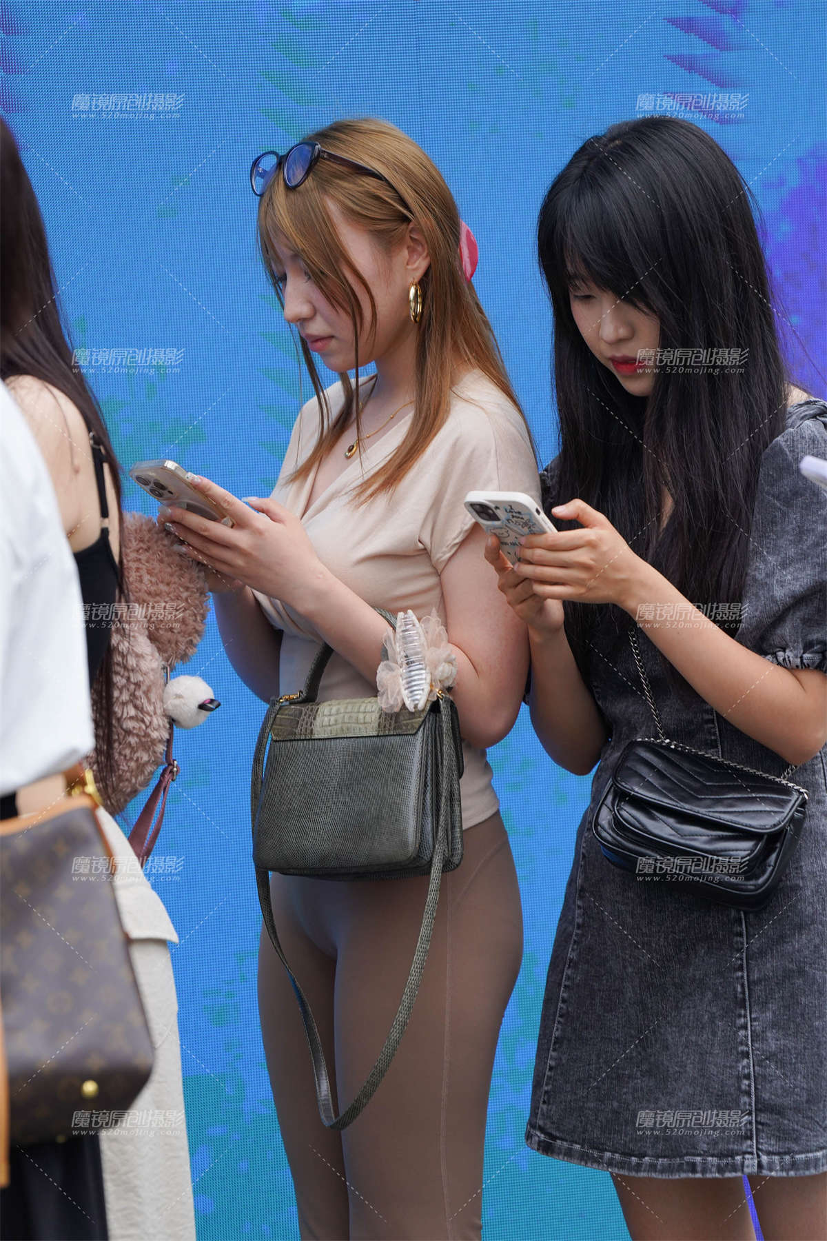 图片[2]-咖色紧身裤-日更街拍