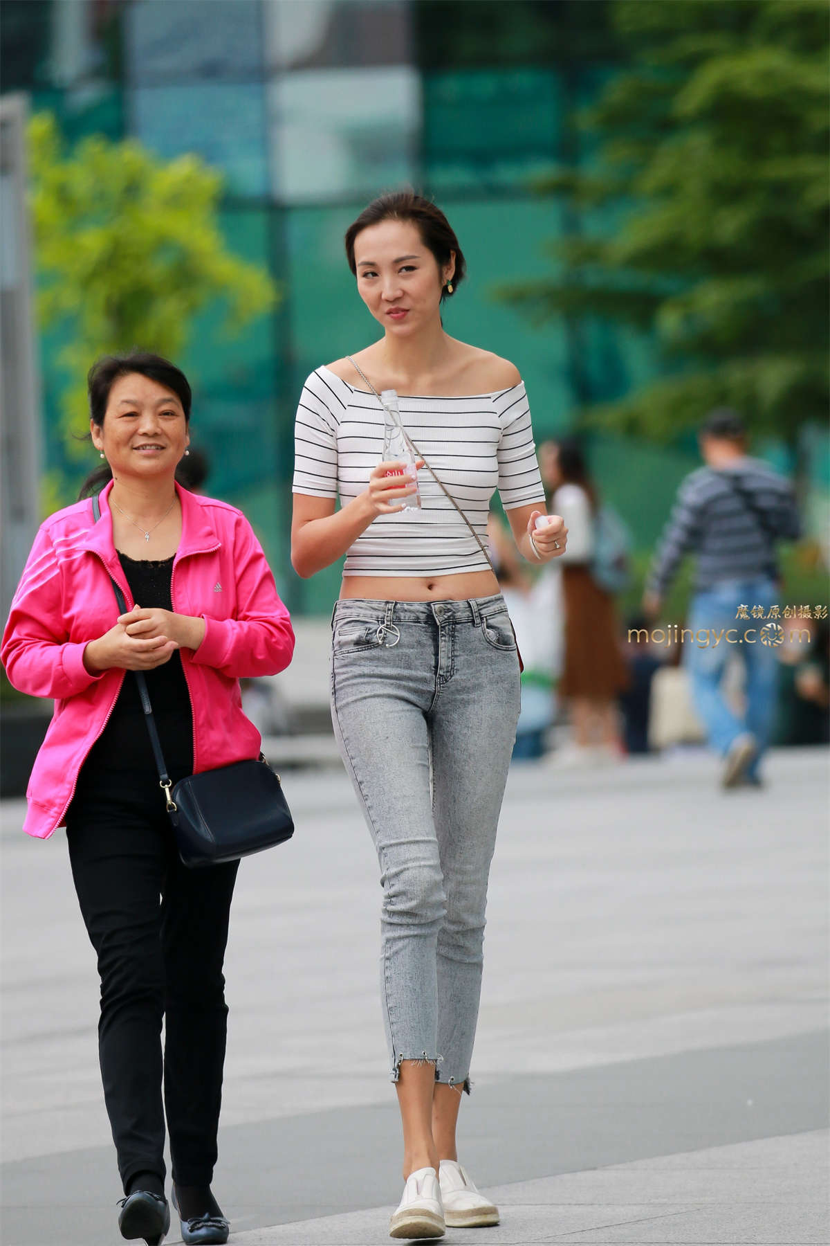 身高180+的长腿露脐牛仔-日更街拍