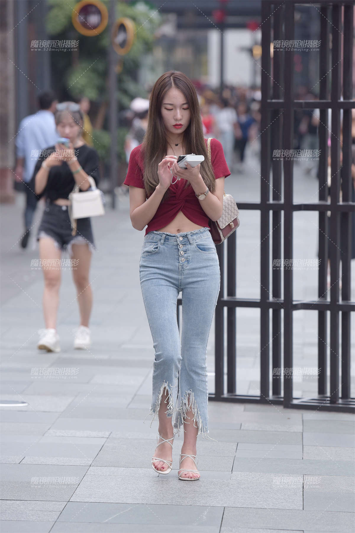 【慕容笙赛贴】玩手机的小姐姐-日更街拍