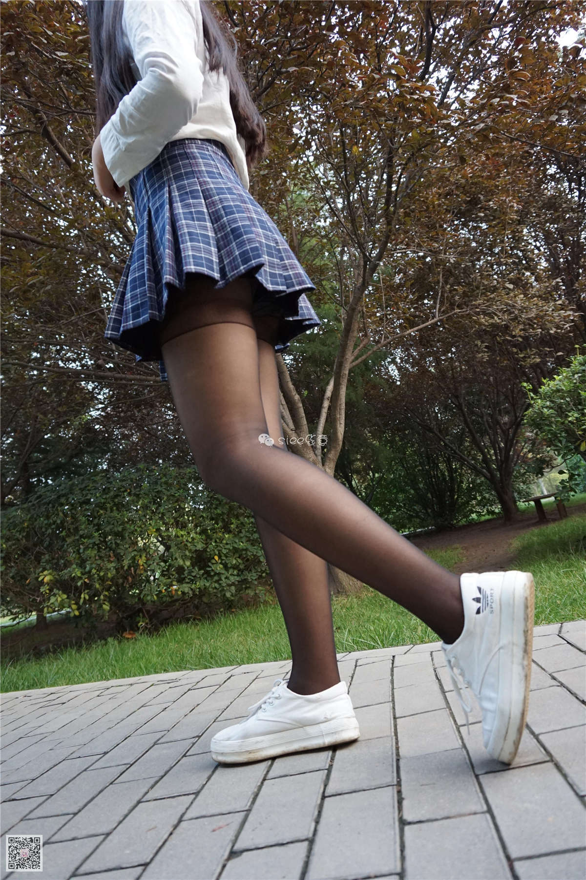图片[2]-SIEE丝意 NO.001 曦曦 草坪黑丝-日更街拍