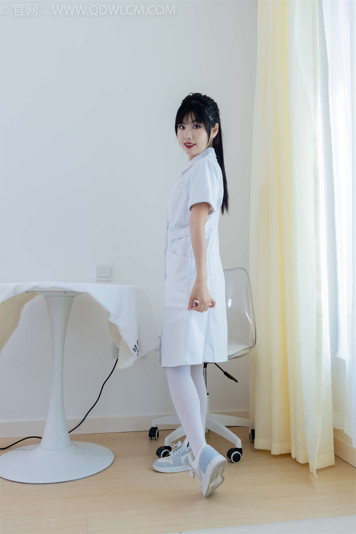 图片[2]-物恋传媒 NO.2347 米米-板鞋、自然穿脏厚白丝、护士服-日更街拍