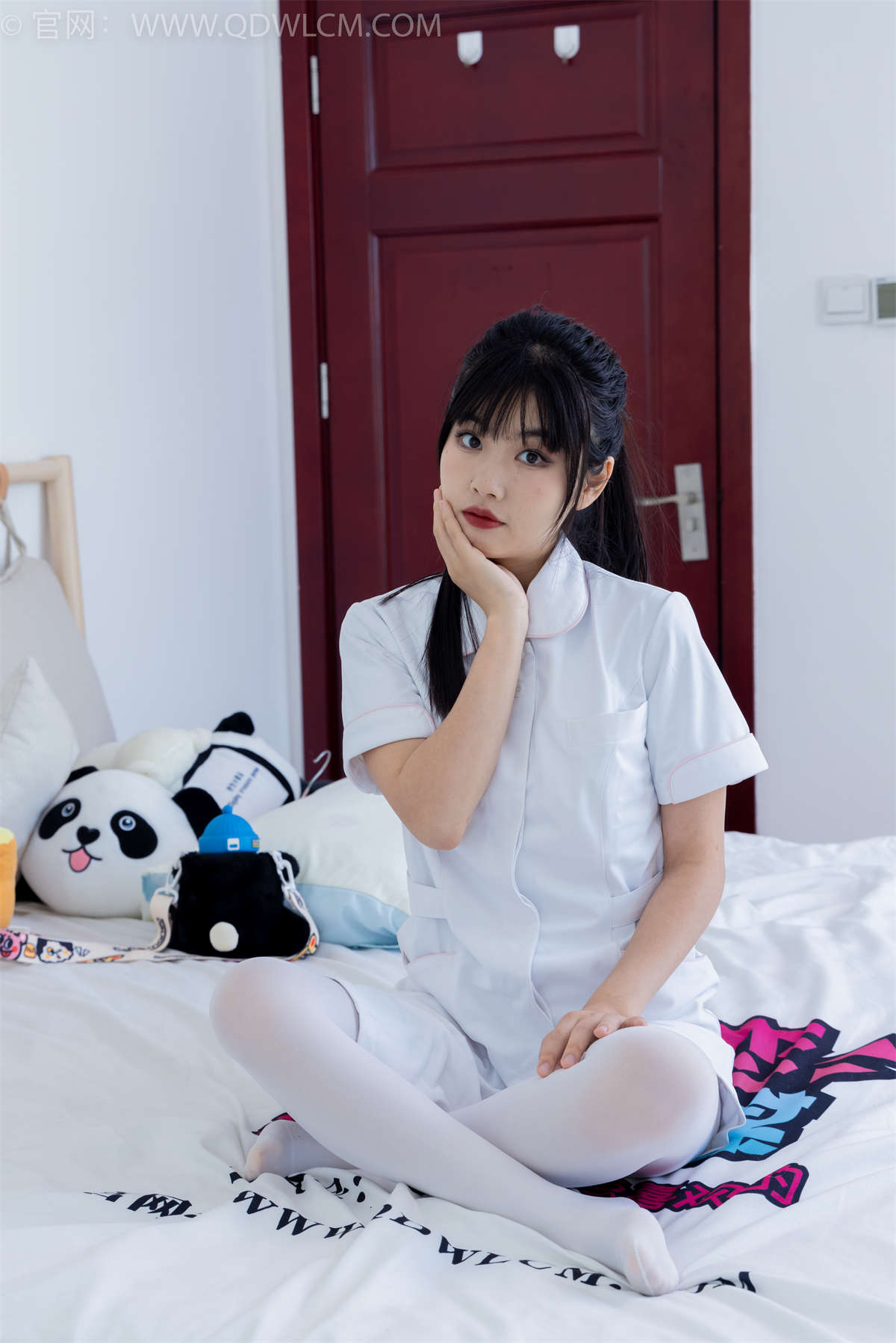 物恋传媒 NO.2347 米米-板鞋、自然穿脏厚白丝、护士服-日更街拍