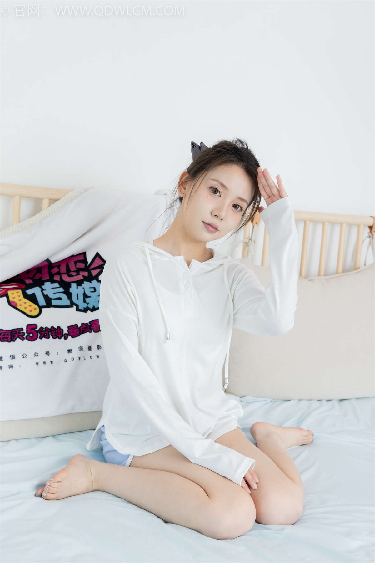 物恋传媒 NO.2348 小曦-板鞋、白棉袜、裸足（银色美甲）-日更街拍