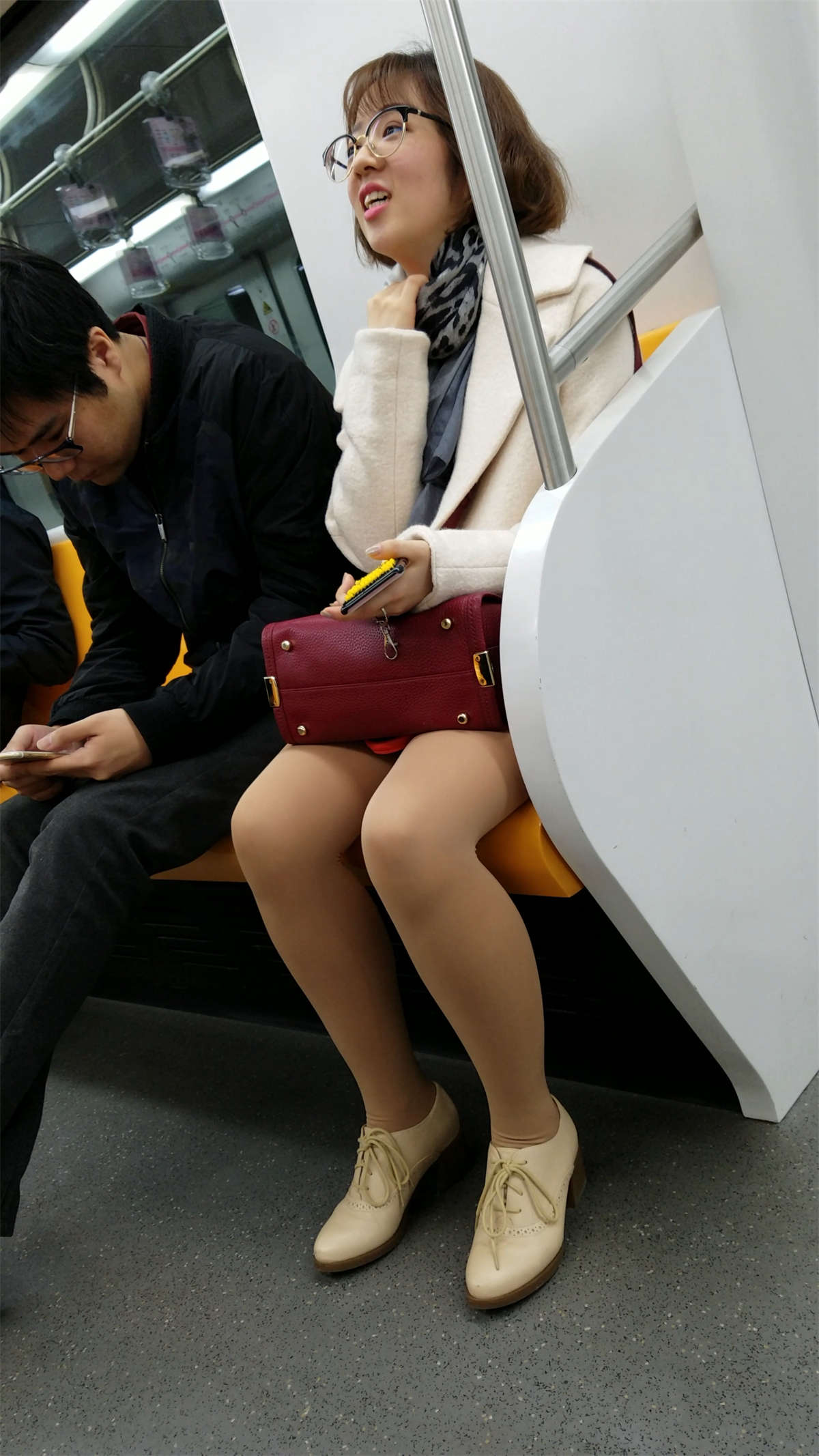 图片[2]-地铁拍摄肉色丝袜OL少妇-日更街拍