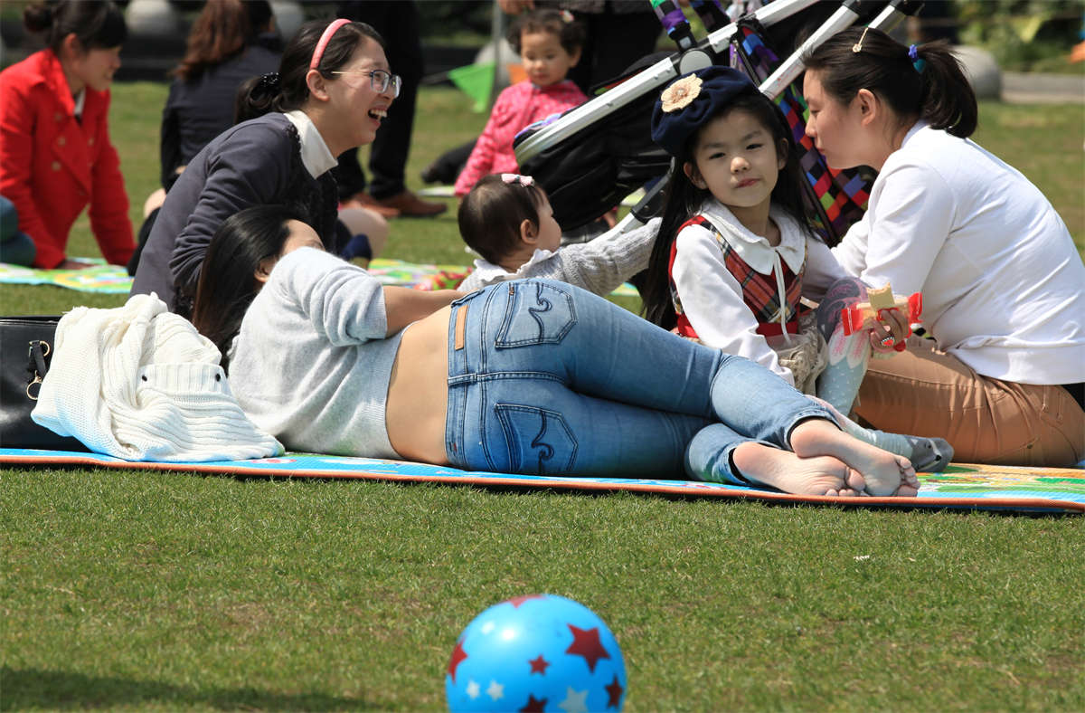 图片[2]-踏青公园街拍系列No.1543 露脚露腰的销魂侧卧姿，真的让人很难把持 第1套-日更街拍