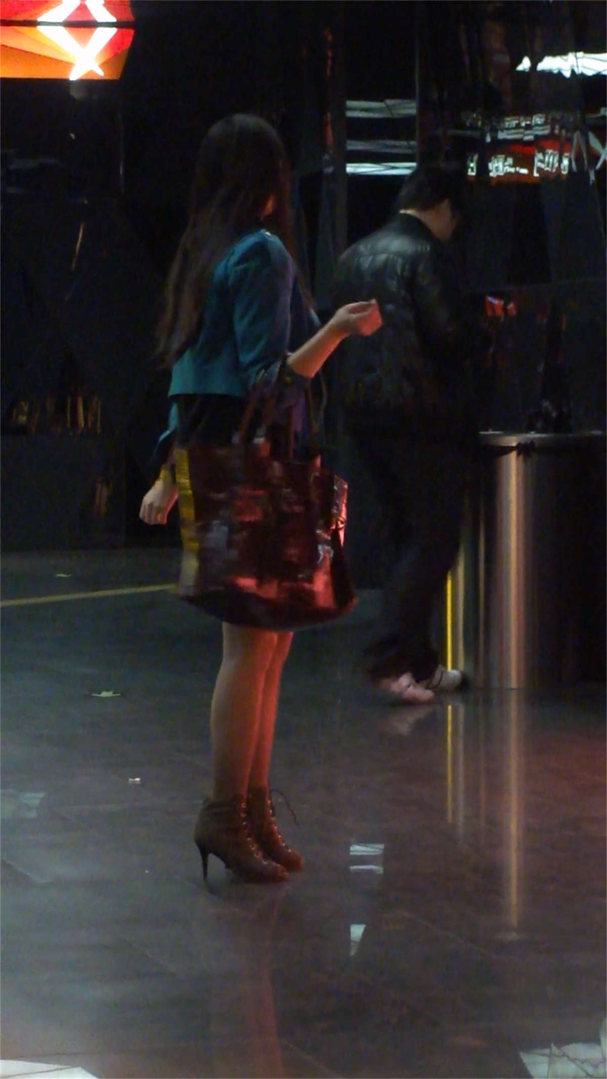 图片[2]-超薄灰丝短裙气质美少妇-日更街拍