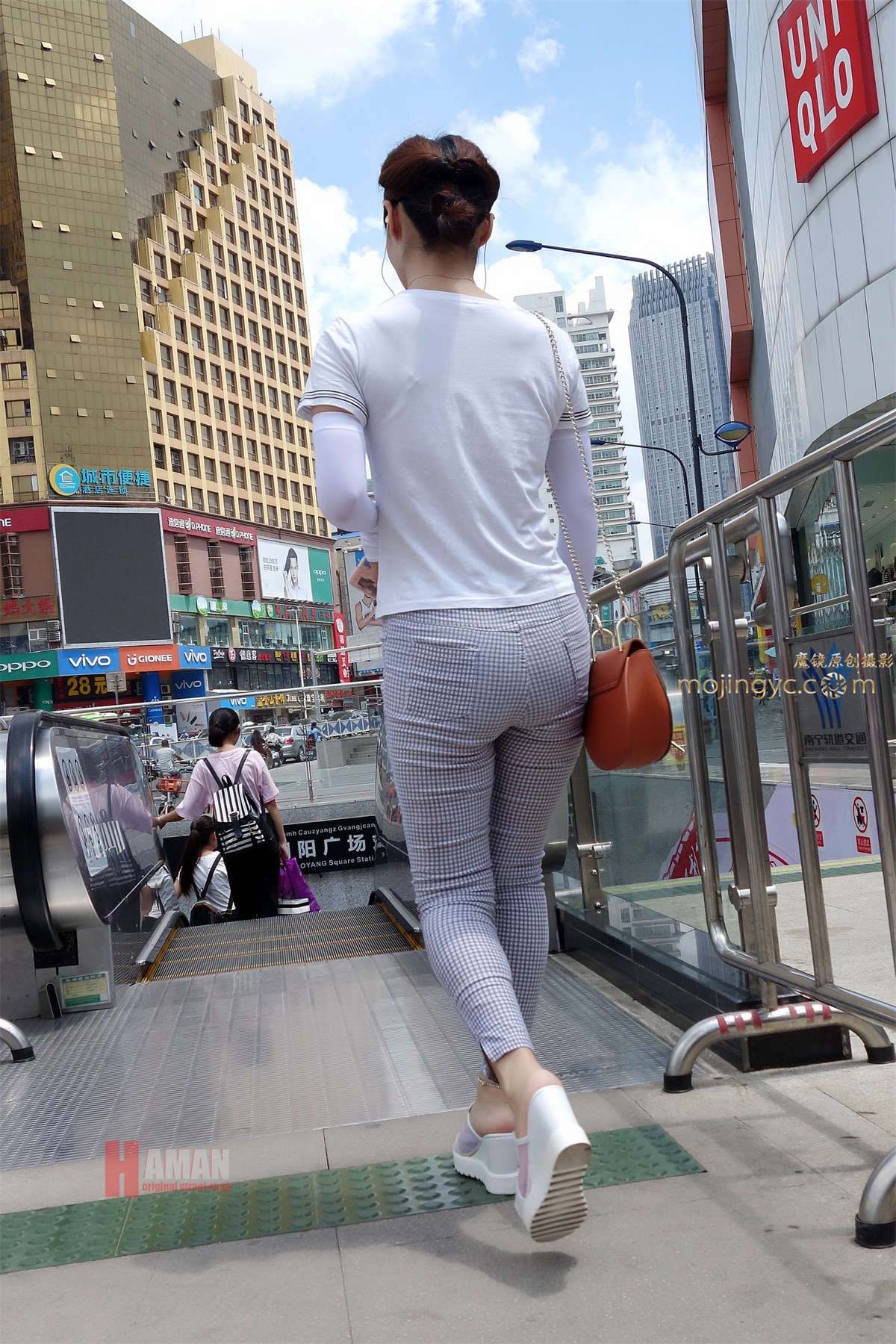 图片[2]-肉搏篇——格子紧裤街拍-日更街拍