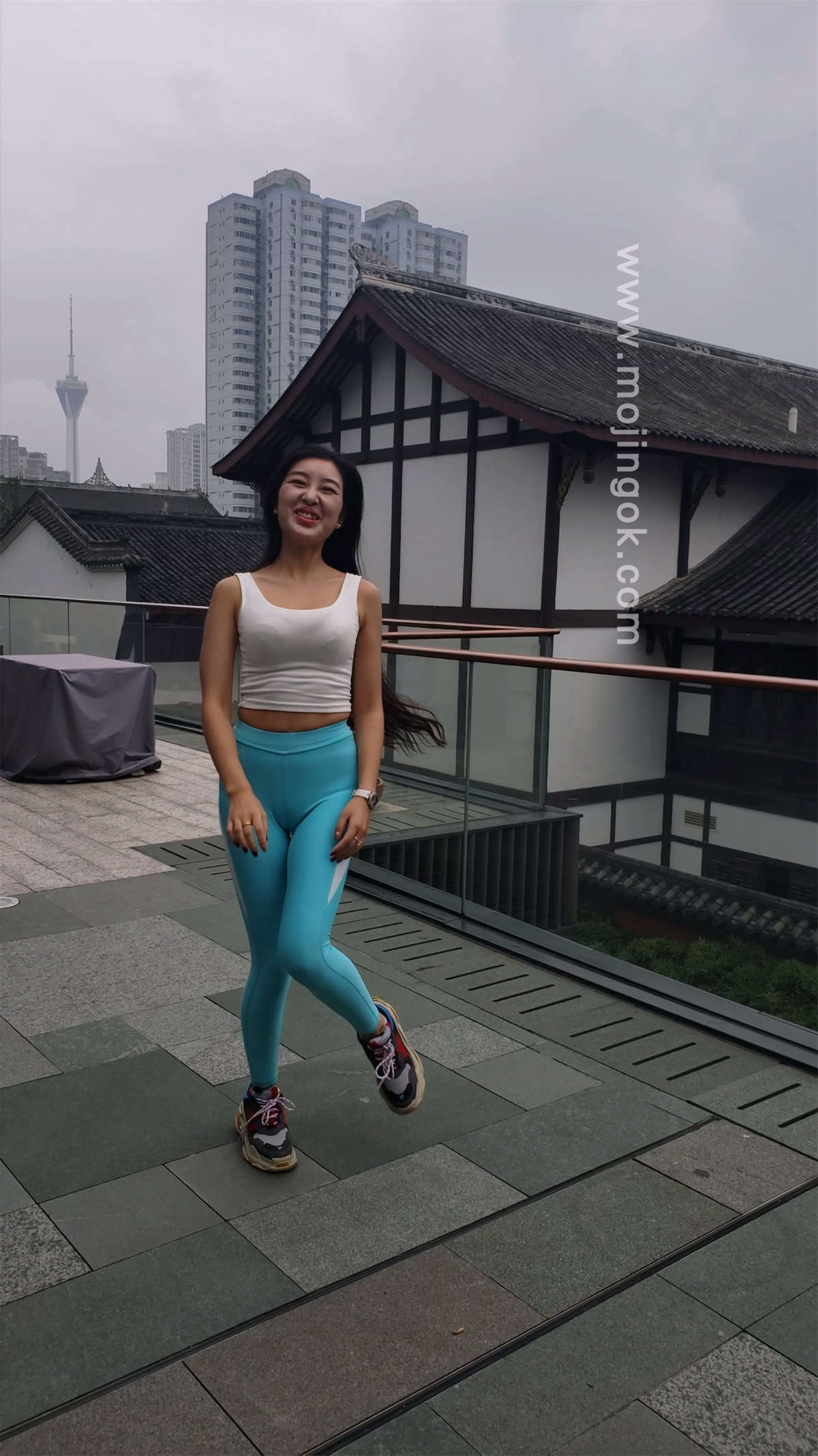 紧身瑜伽裤丰满美女-日更街拍