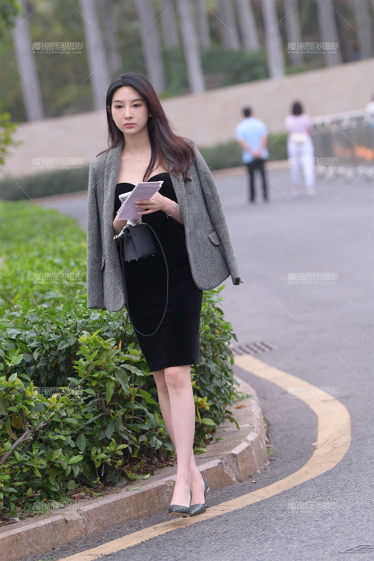 有点高冷的小姐姐-日更街拍