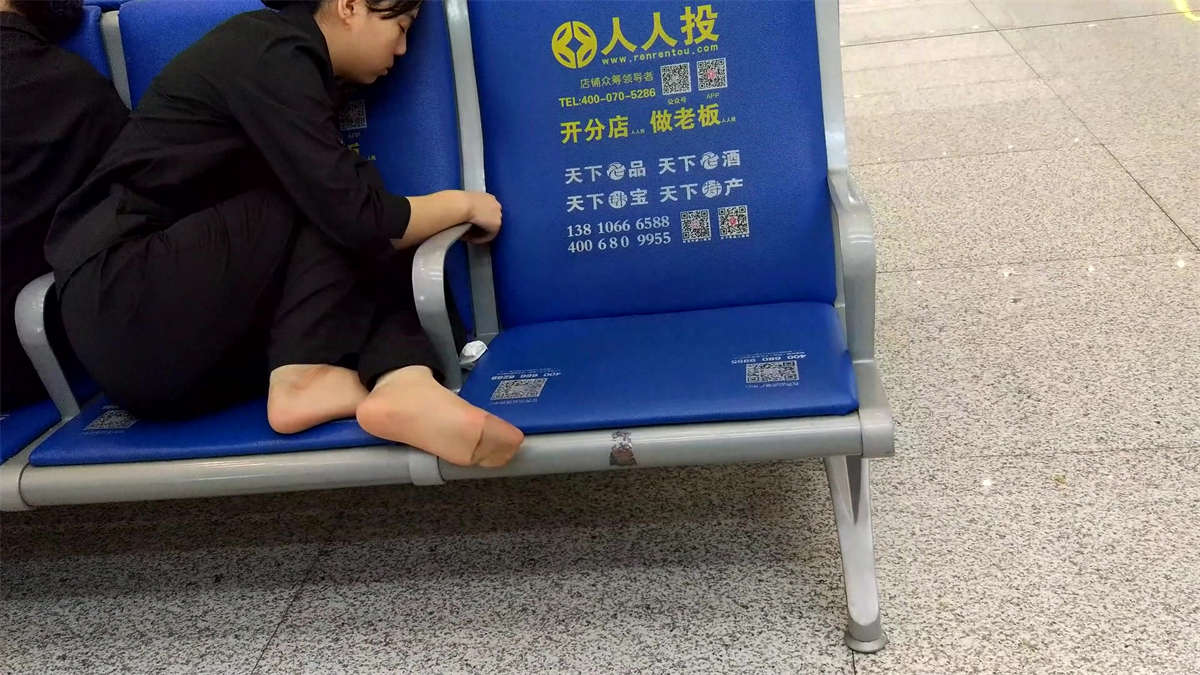 [4K高清视频]候车室正在座椅上休息的短丝餐厅服务员-日更街拍