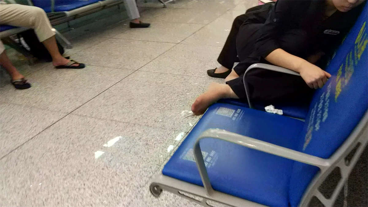 图片[2]-[4K高清视频]候车室正在座椅上休息的短丝餐厅服务员-日更街拍