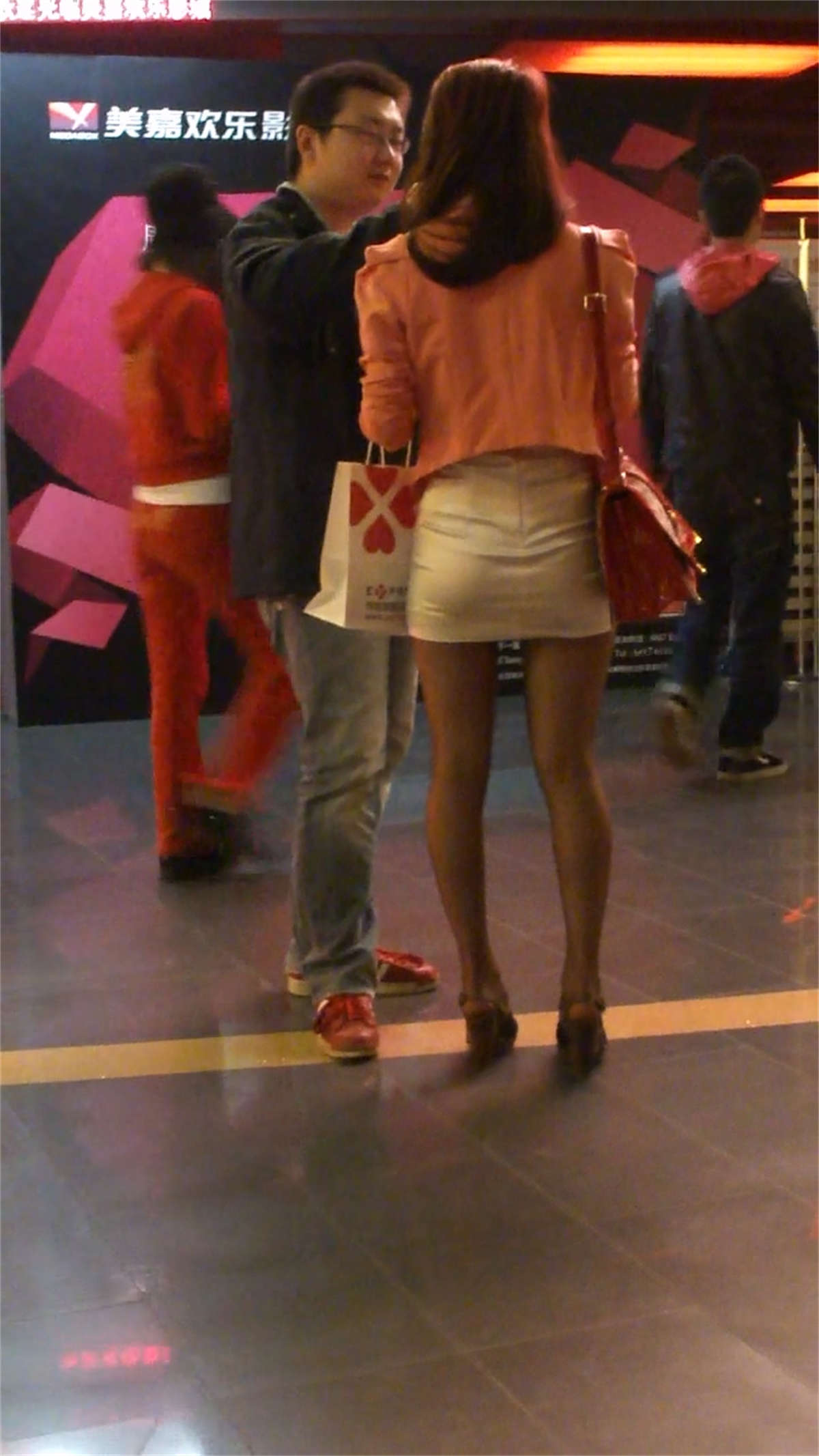 超薄透明丝袜白色包臀裙的美女-日更街拍