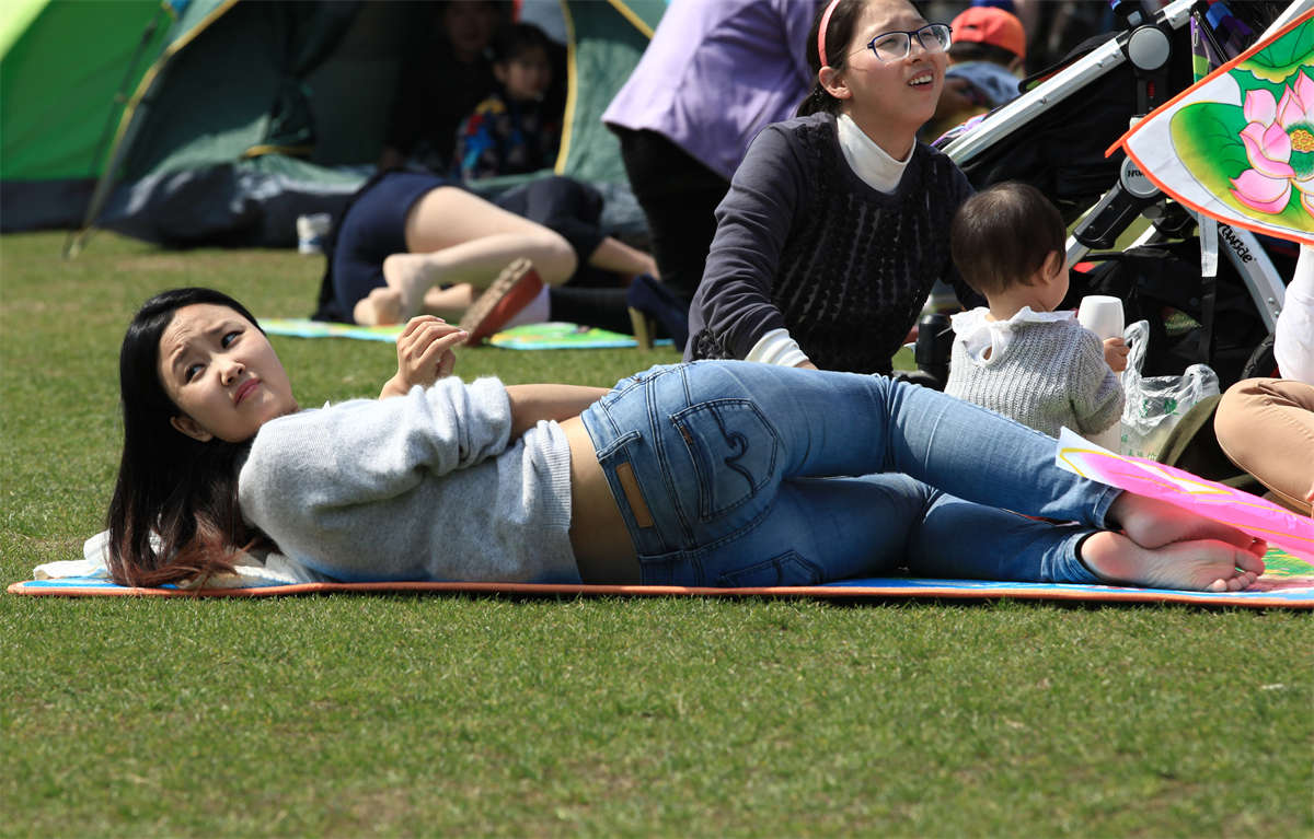 图片[2]-踏青公园街拍系列No.1544 露脚露腰的销魂侧卧姿，真的让人很难把持 第2套-日更街拍