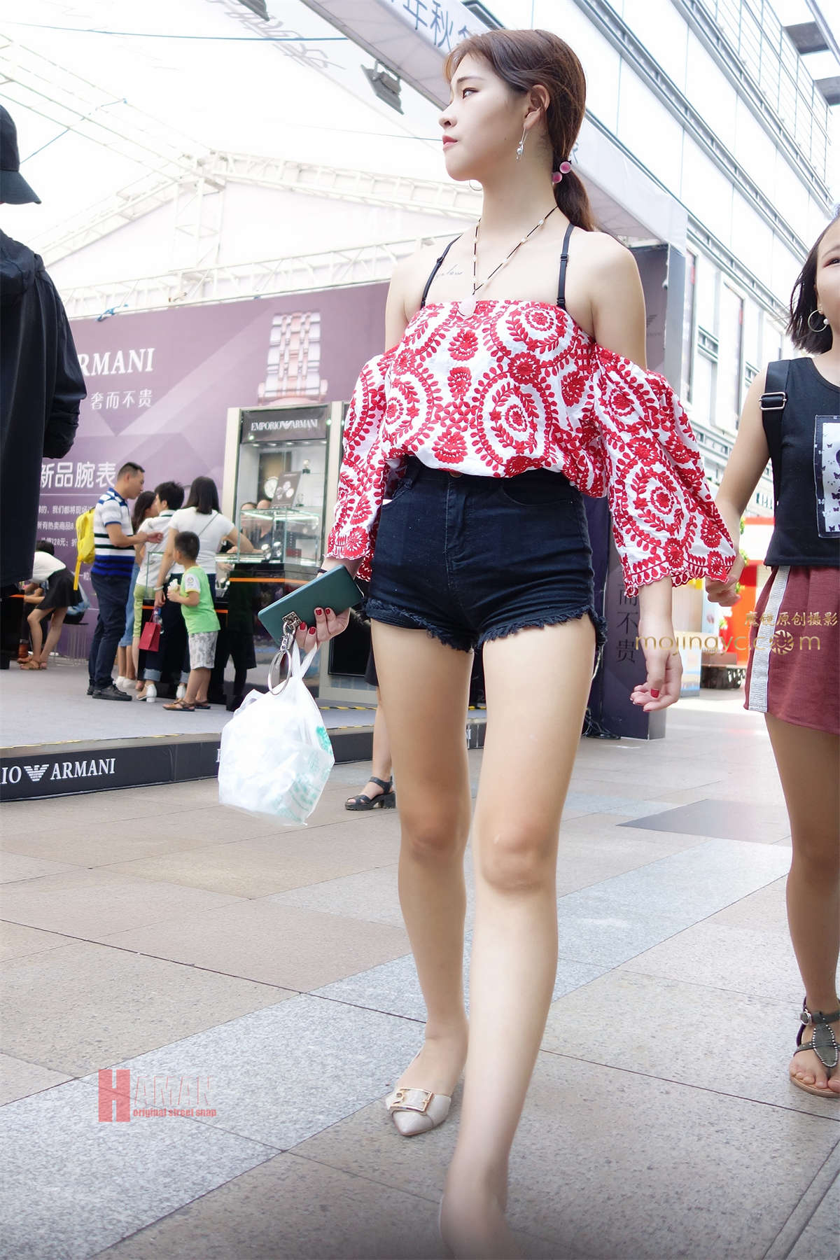 肉搏篇——黑热裤妹纸街拍-日更街拍