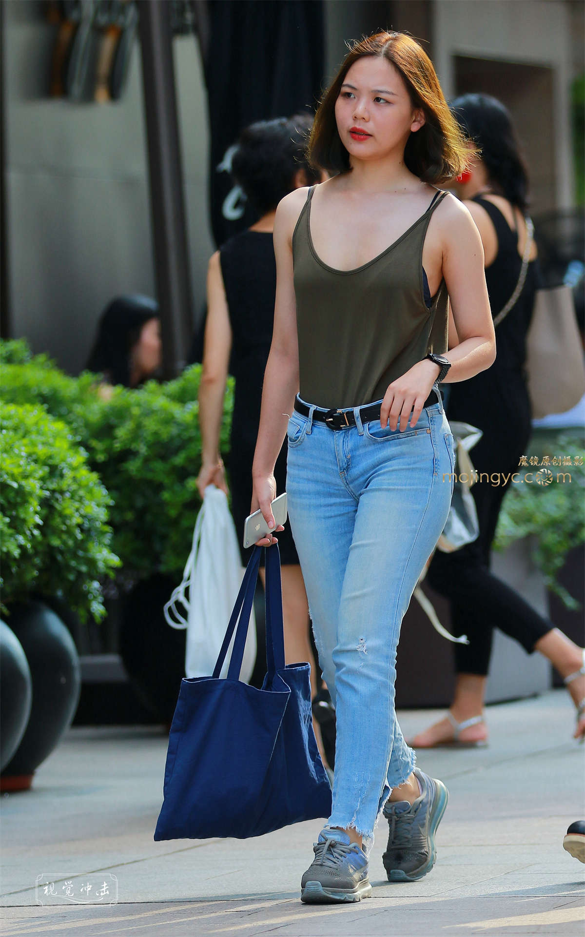 小吊带 圆润紧牛 美眉-日更街拍