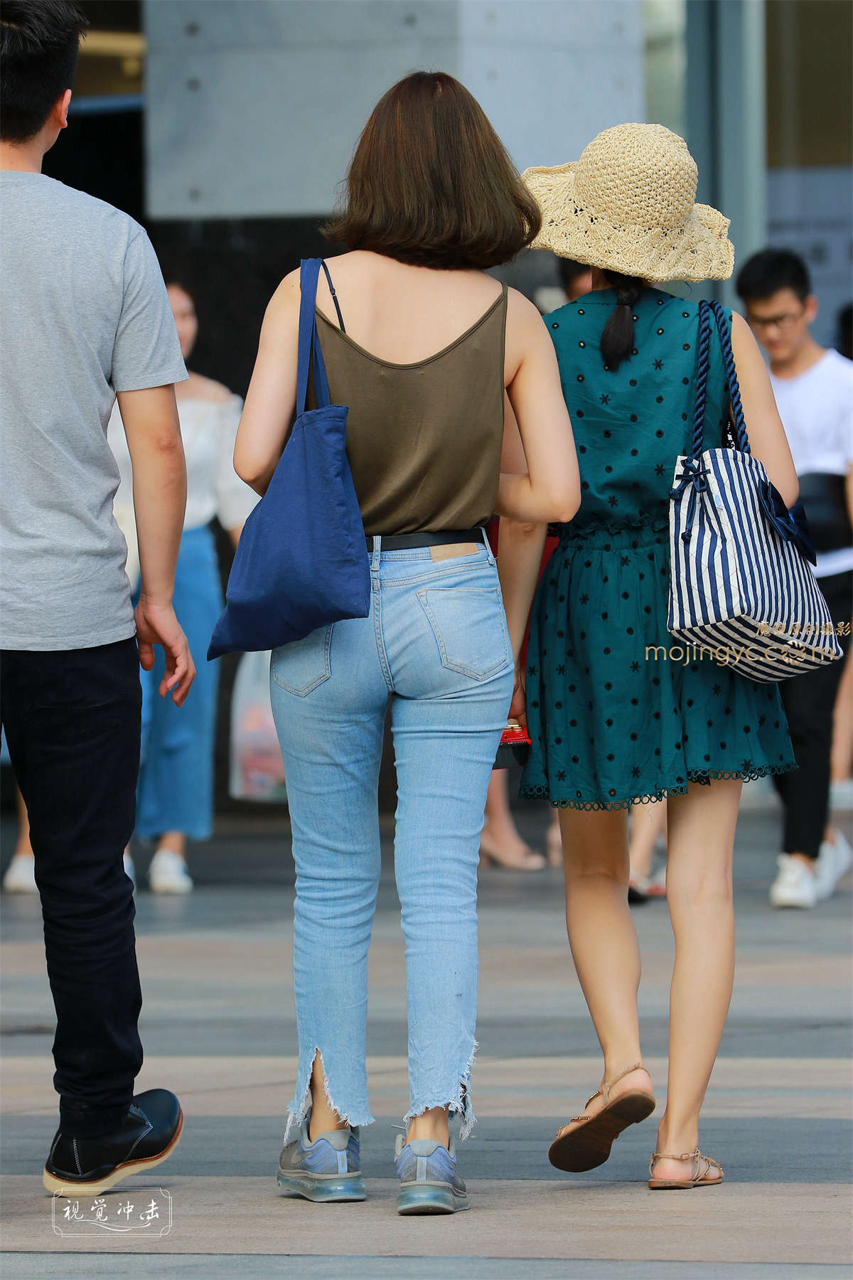 图片[2]-小吊带 圆润紧牛 美眉-日更街拍