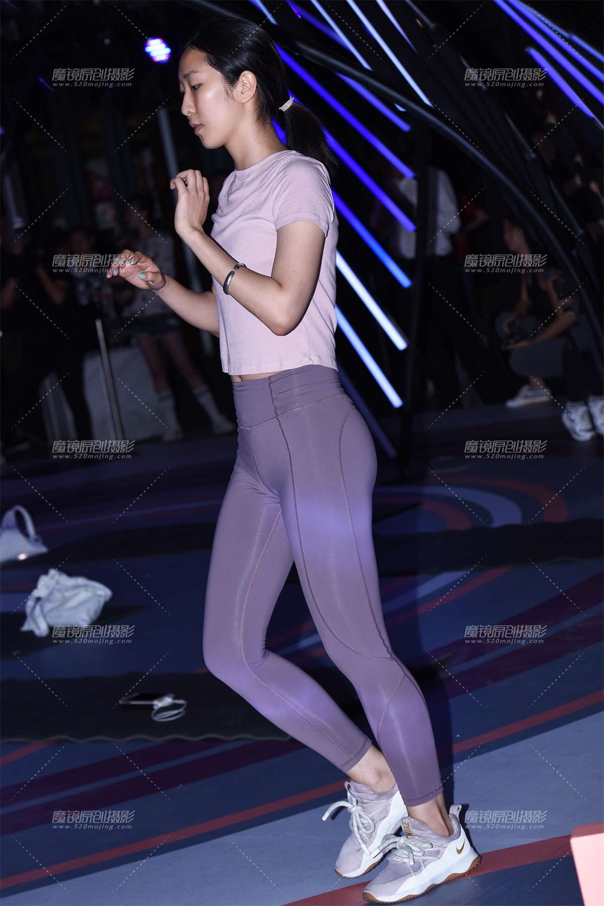 浑汗如雨-日更街拍