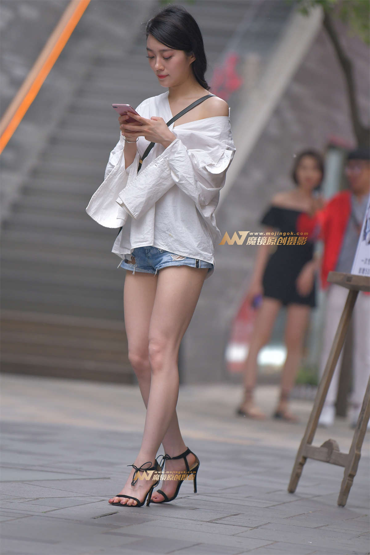 图片[2]-两个逛街的漂亮小姐姐-日更街拍