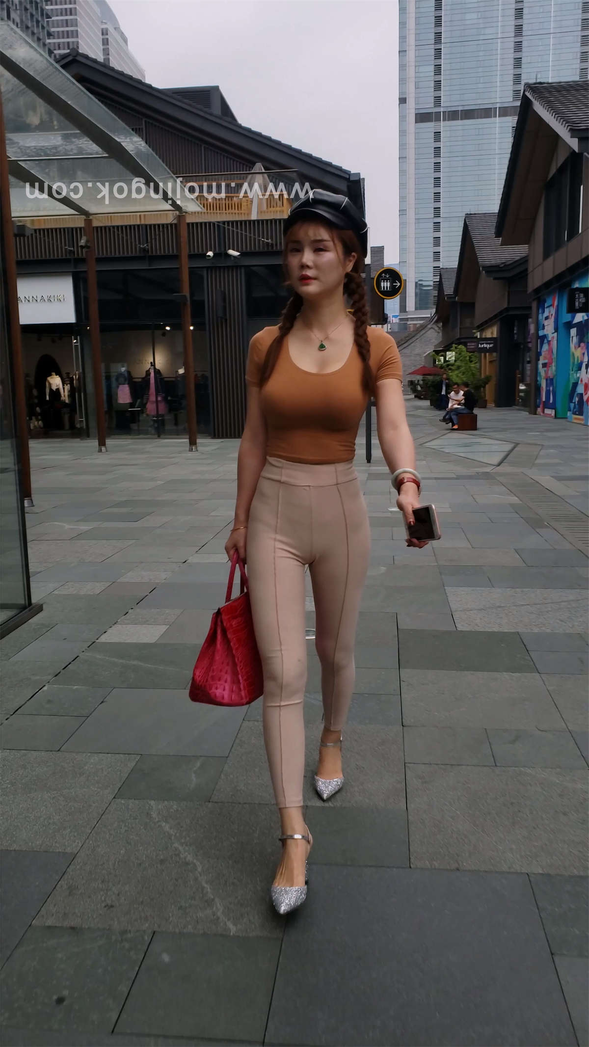 高跟紧身丰满美女-日更街拍