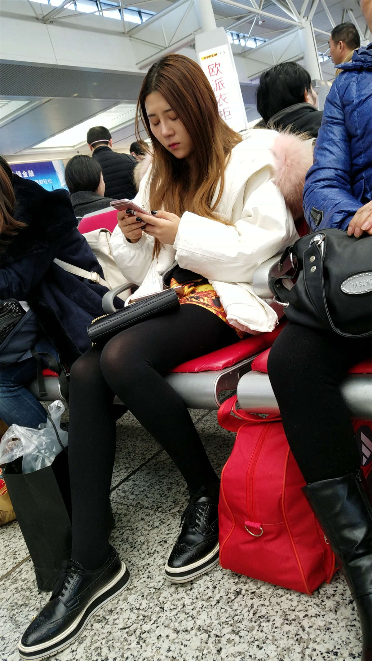 图片[2]-[4K高清视频]车站白色外套黑色丝袜长腿紧绷包臀裙长发妹子-日更街拍