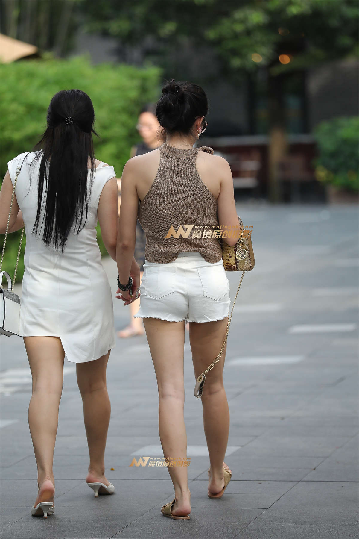 图片[2]-【凯恩赛帖】上衣这么穿还挺性感-日更街拍