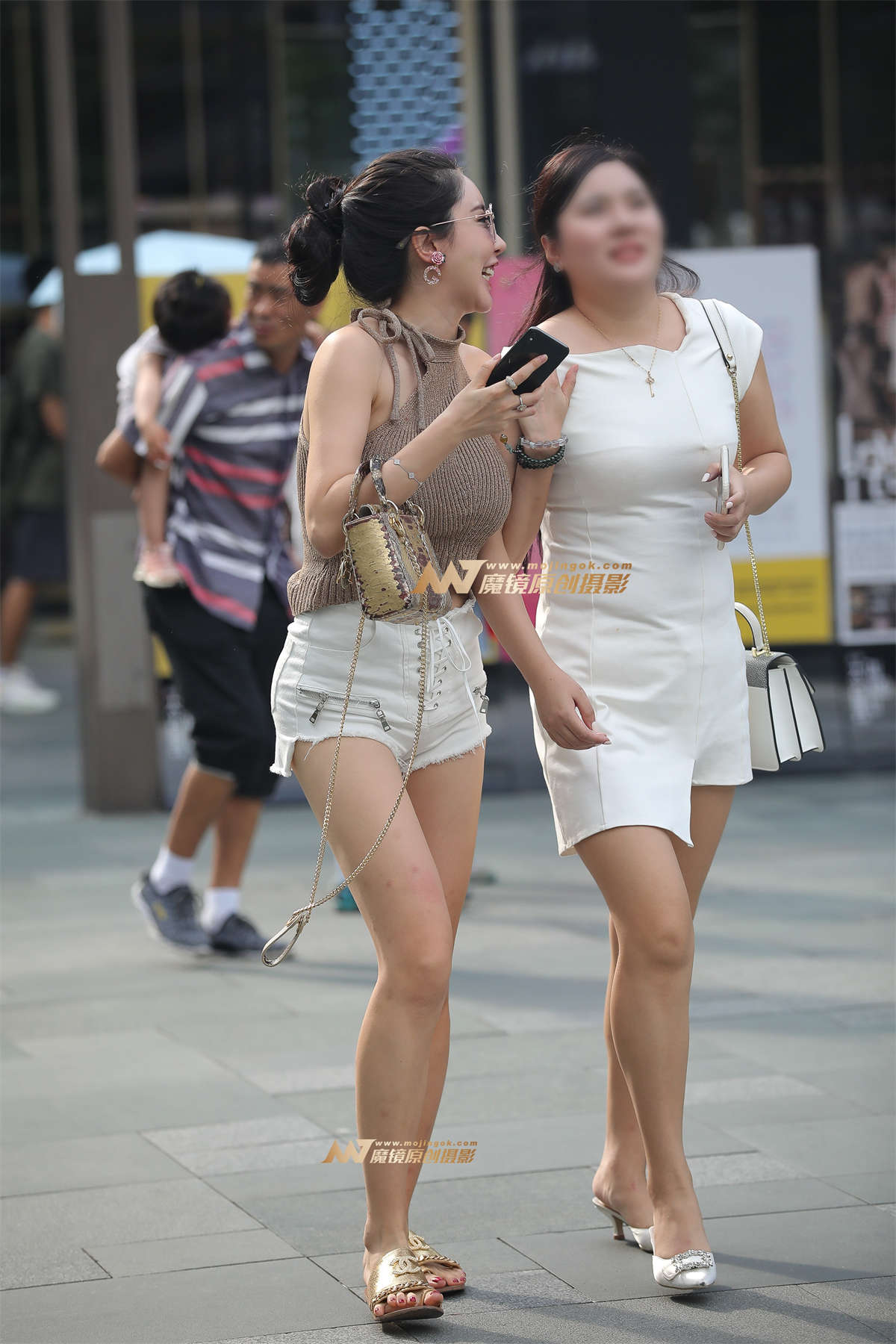 【凯恩赛帖】上衣这么穿还挺性感-日更街拍