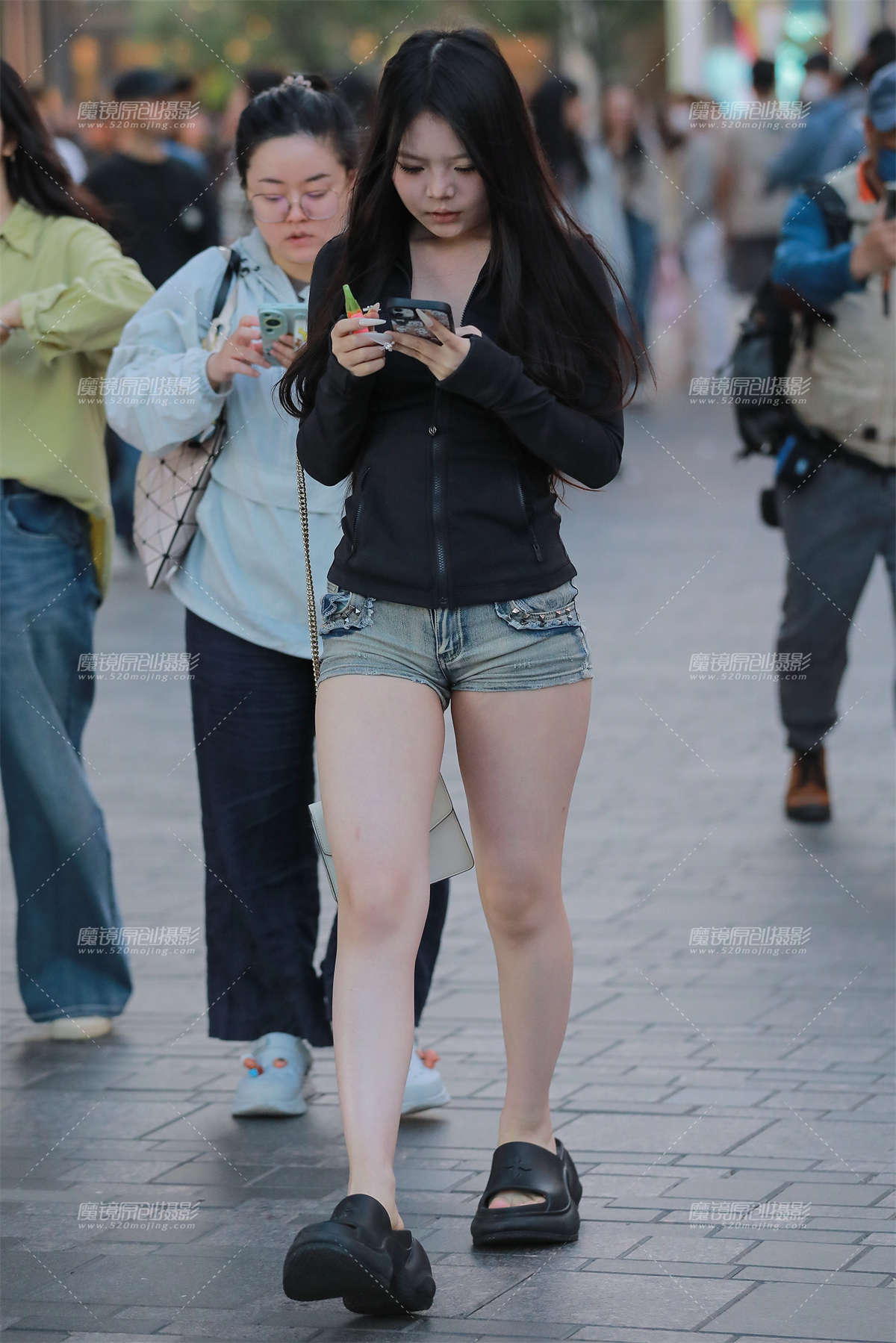 牛仔热裤小妹-日更街拍