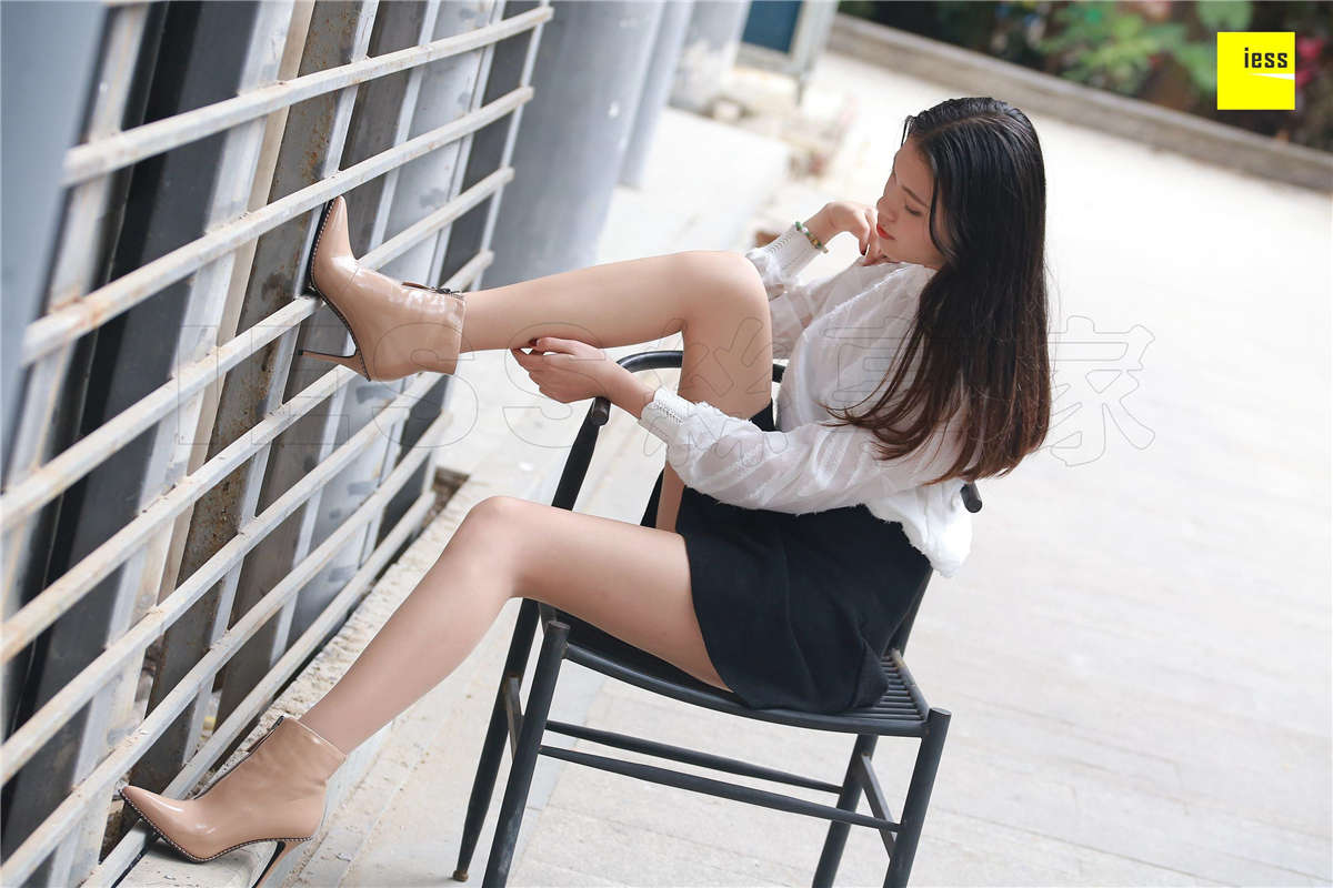 IESS异思趣向 丝享家162期：裸色漆皮短靴七七-日更街拍