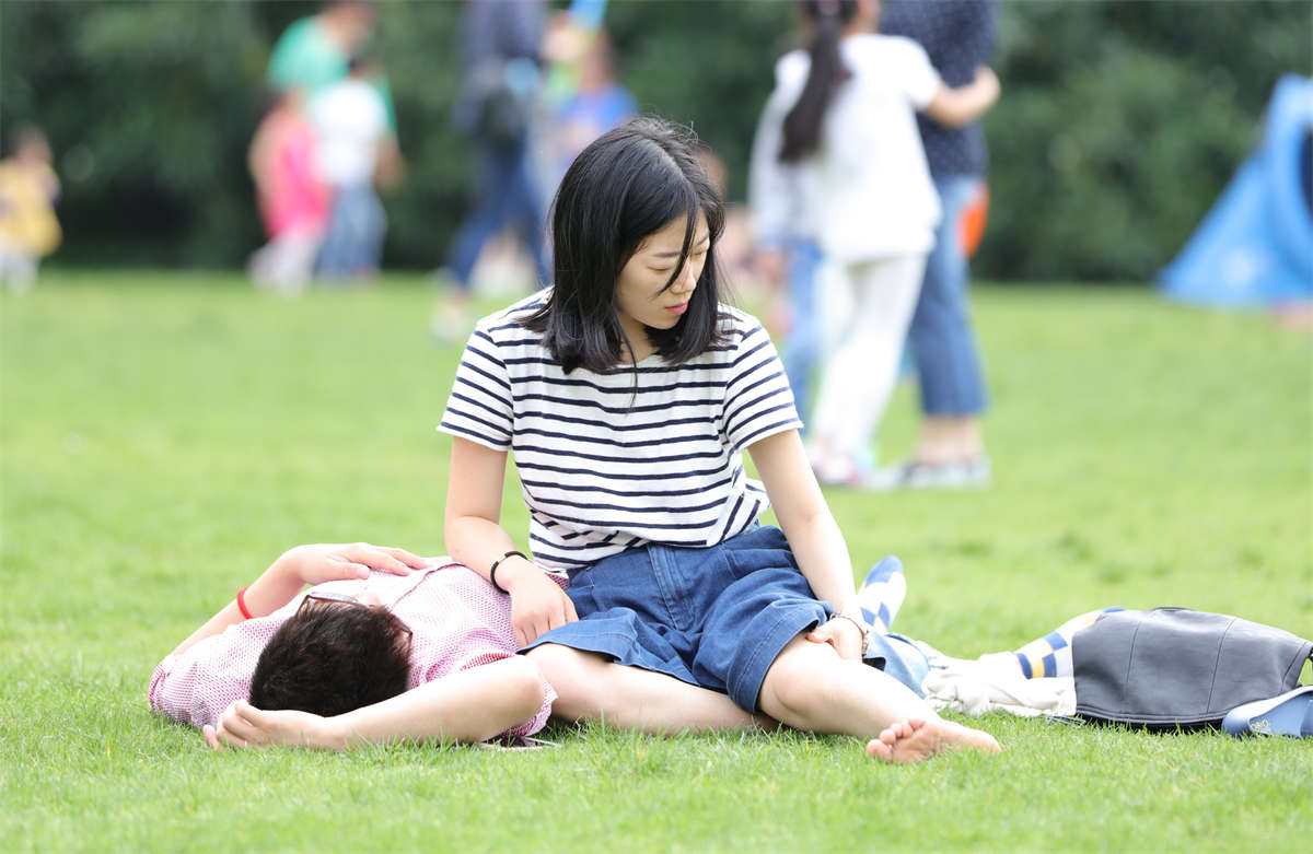 踏青公园街拍系列No.1545 迷离少妇露出一双带原味的曲致劲足-日更街拍