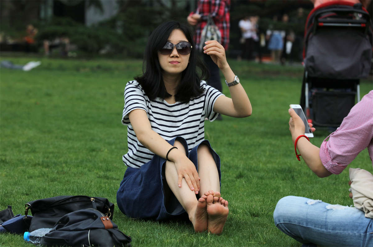 图片[2]-踏青公园街拍系列No.1545 迷离少妇露出一双带原味的曲致劲足-日更街拍