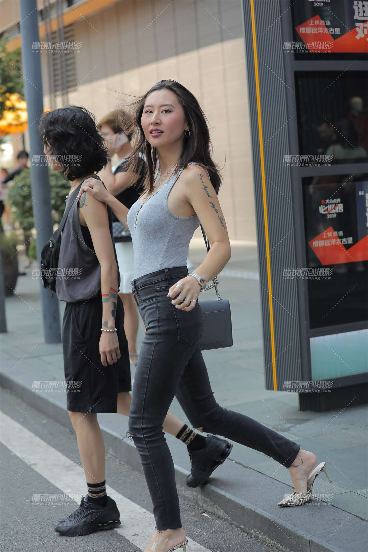 被小姐姐撩人的回眸眼神电到了-日更街拍