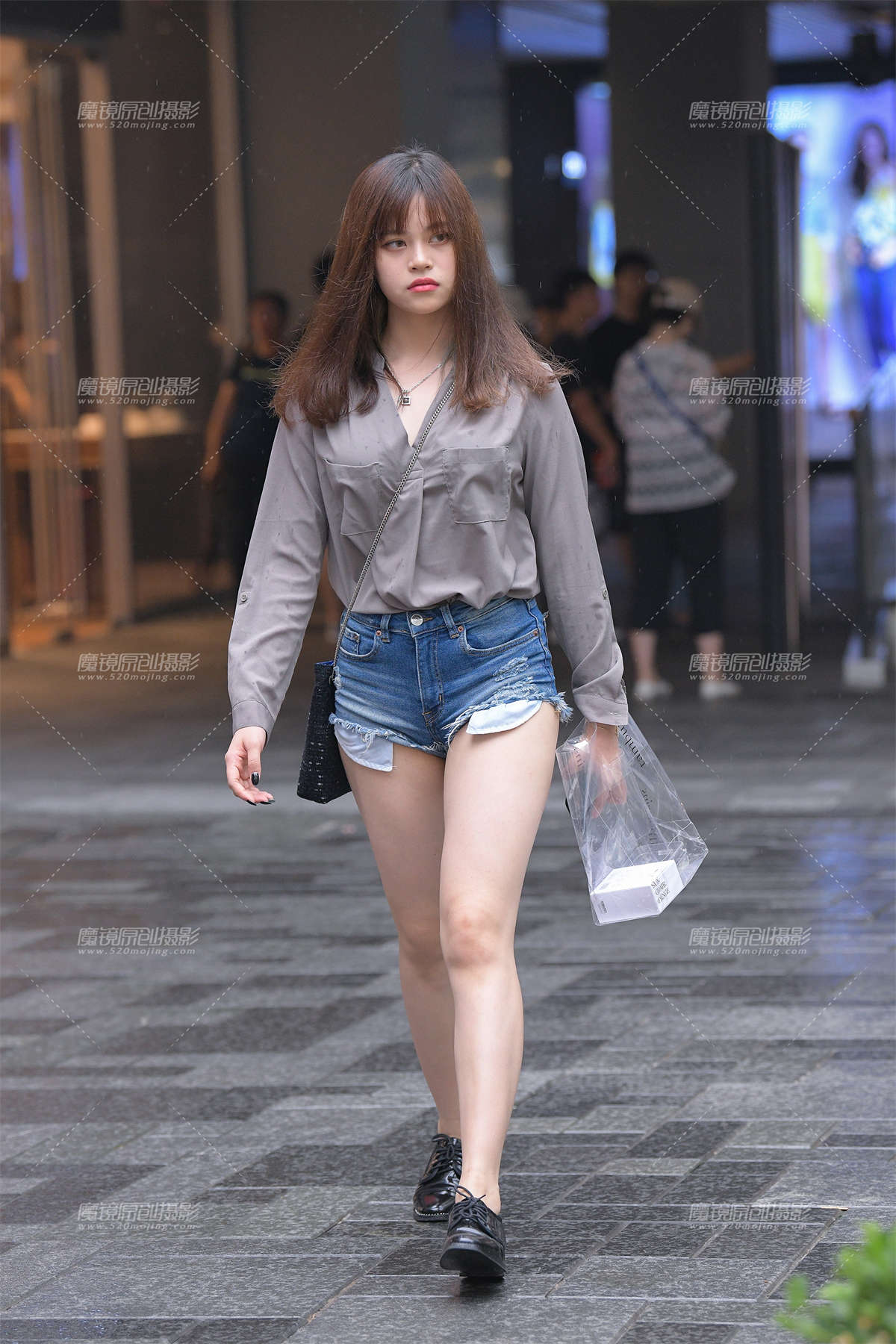 【街拍之魂赛帖】雨中的性感热裤-日更街拍