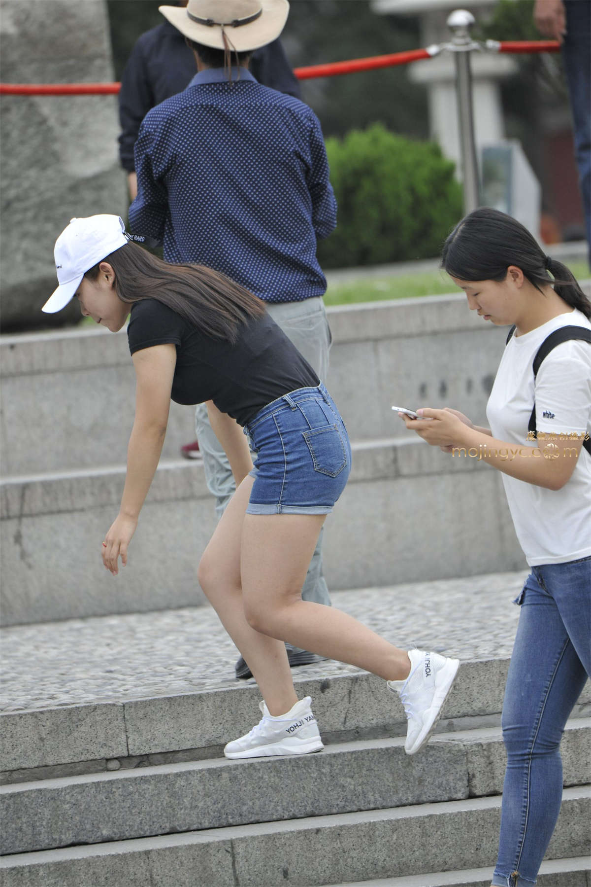 图片[2]-17-09-13丰满牛仔短裤小妹-日更街拍